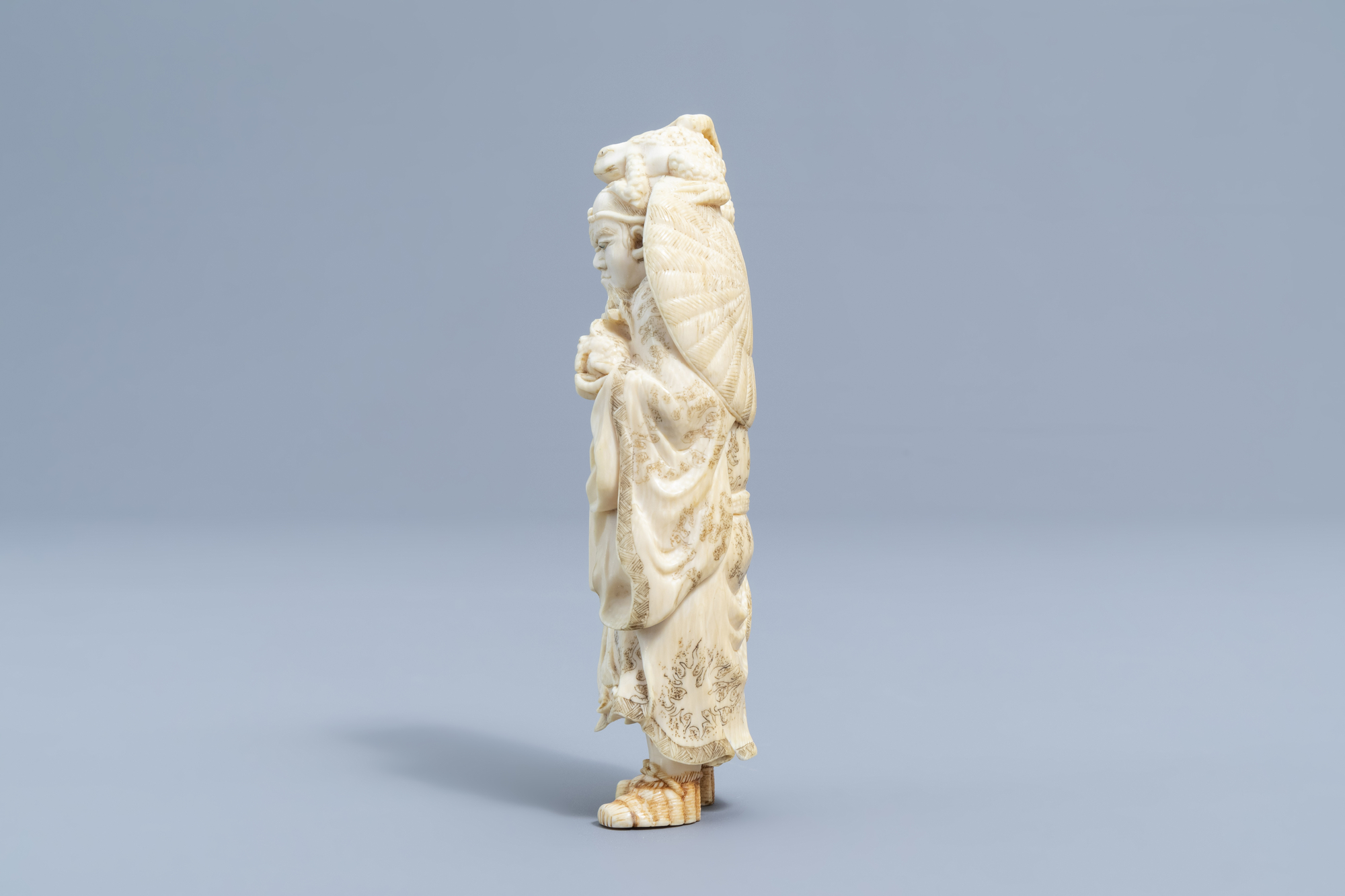 A Japanese ivory okimono of Gama Sennin, Meiji, 19th C. - Image 6 of 11