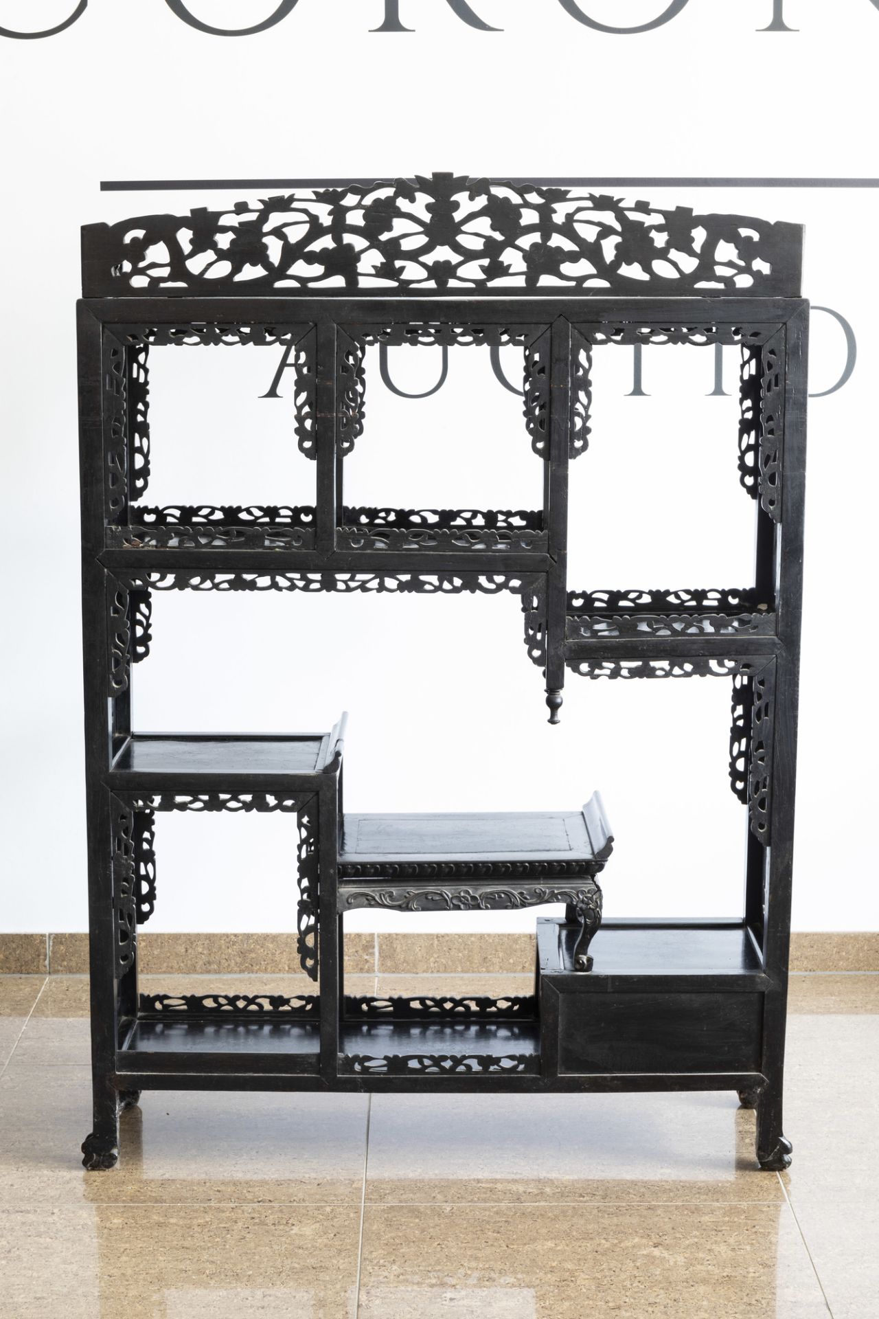 A Chinese open worked wooden display cabinet with floral design, 19th/20th C. - Image 6 of 8