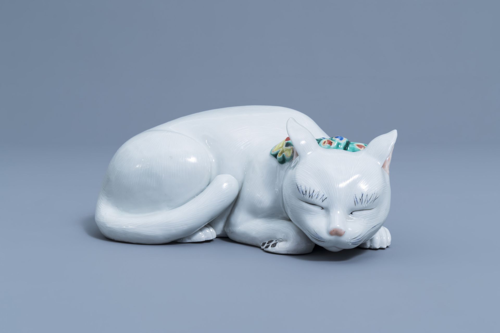 A Japanese Kutani sleeping recumbent cat figure, Meiji/Taisho, 19th/20th C. - Image 4 of 9