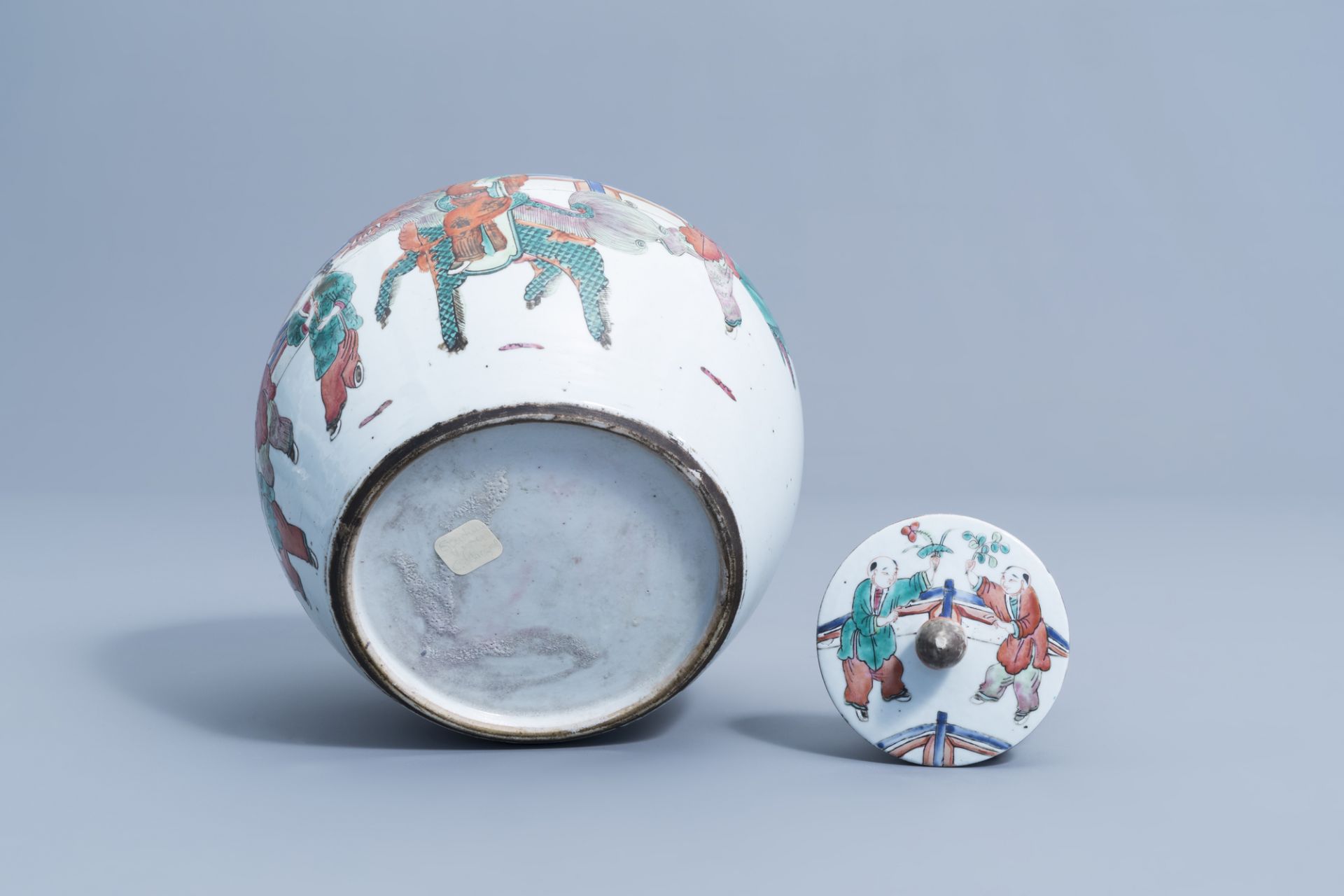 A varied collection of Chinese qianjiang cai and famille rose porcelain, 19th/20th C. - Image 24 of 24