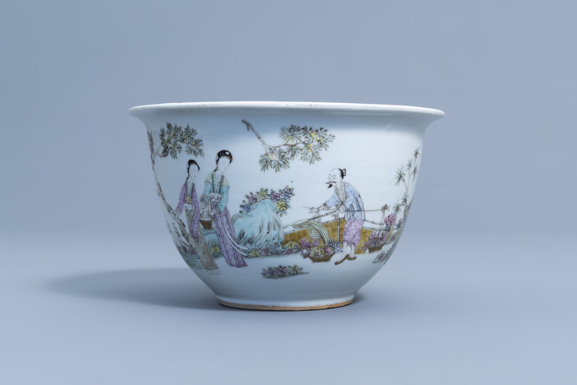 Seven Chinese qianjiang cai saucer plates and a jardiniere with figures in a flower garden, 19th/20t - Image 10 of 15