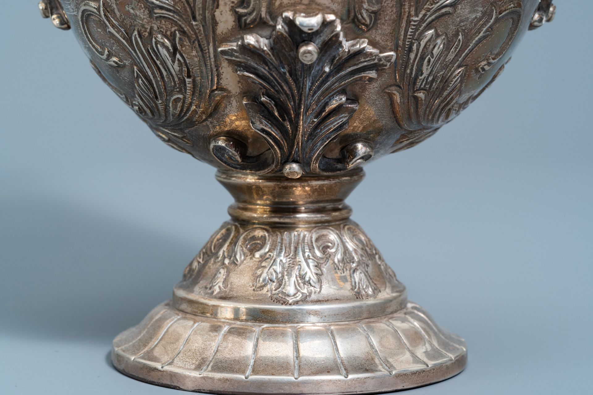 A Spanish inlaid silver Historicism jug with floral design and swans, 20th C. - Image 17 of 17