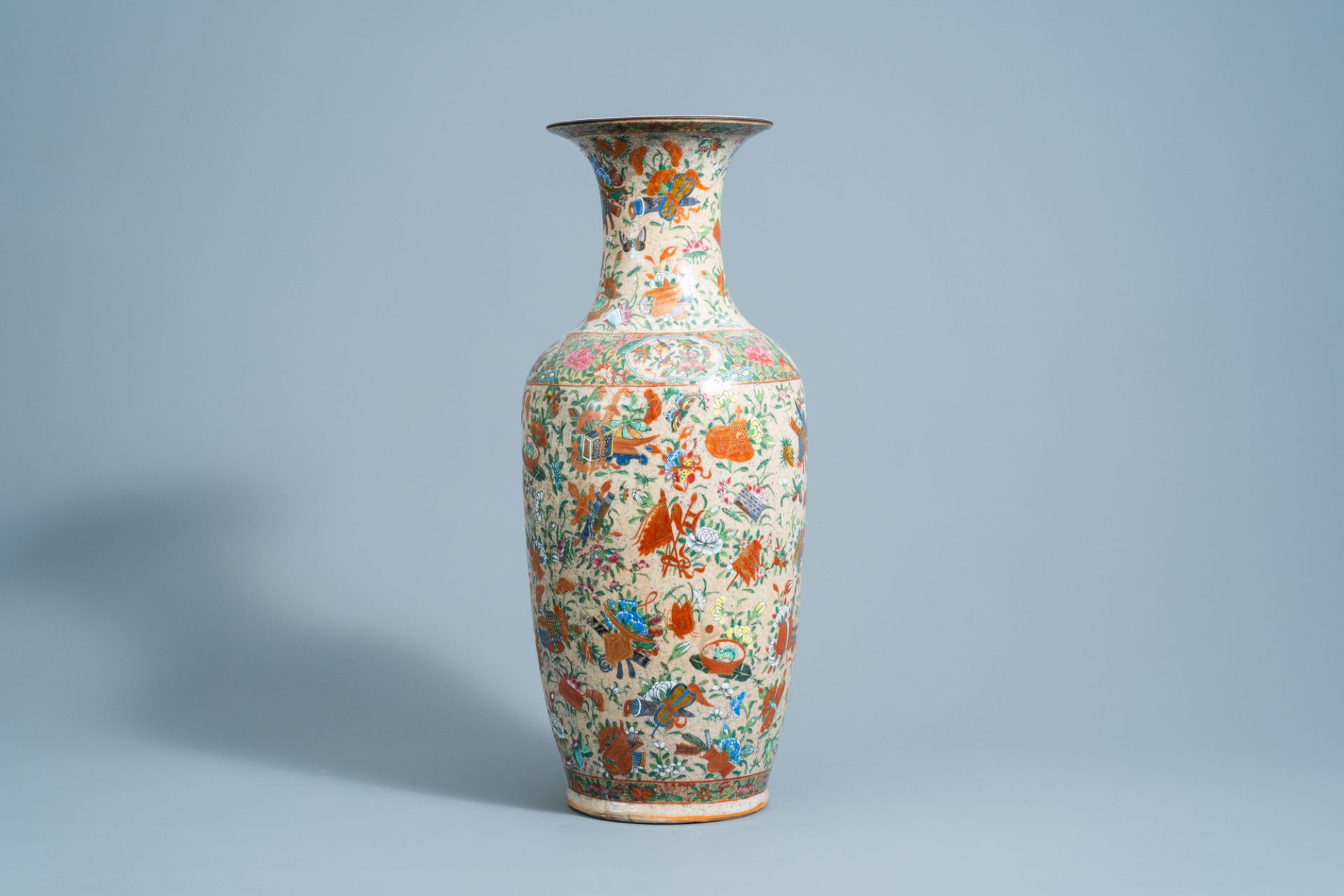 A Chinese Nanking crackle glazed famille rose 'antiquities' vase, 19th C. - Image 4 of 6