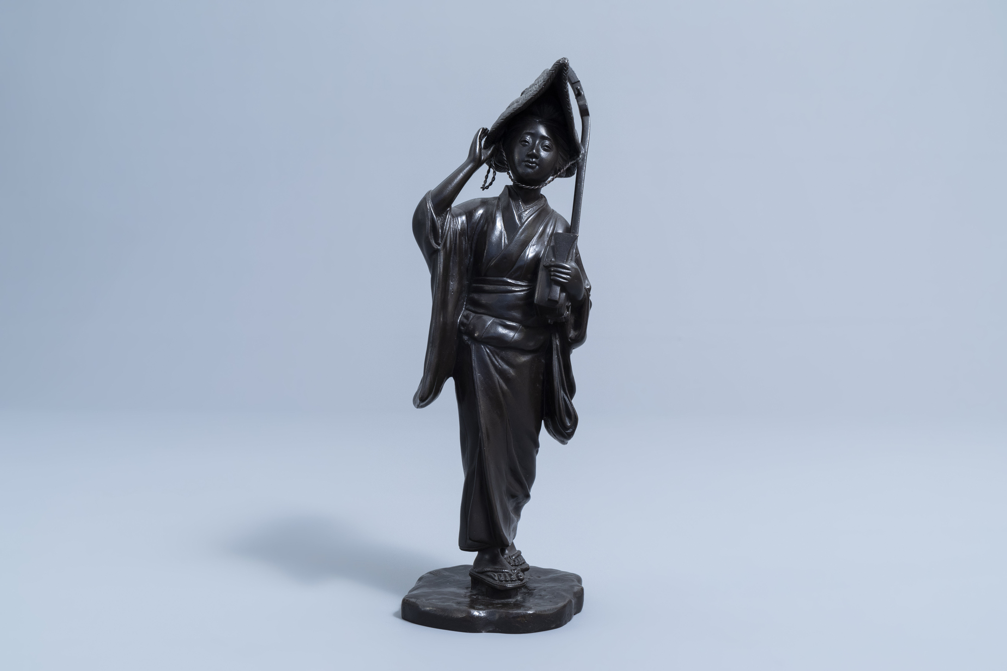 A Japanese bronze okimono of a musician, signed Seiya Saku, Meiji, 19th C. - Image 2 of 10