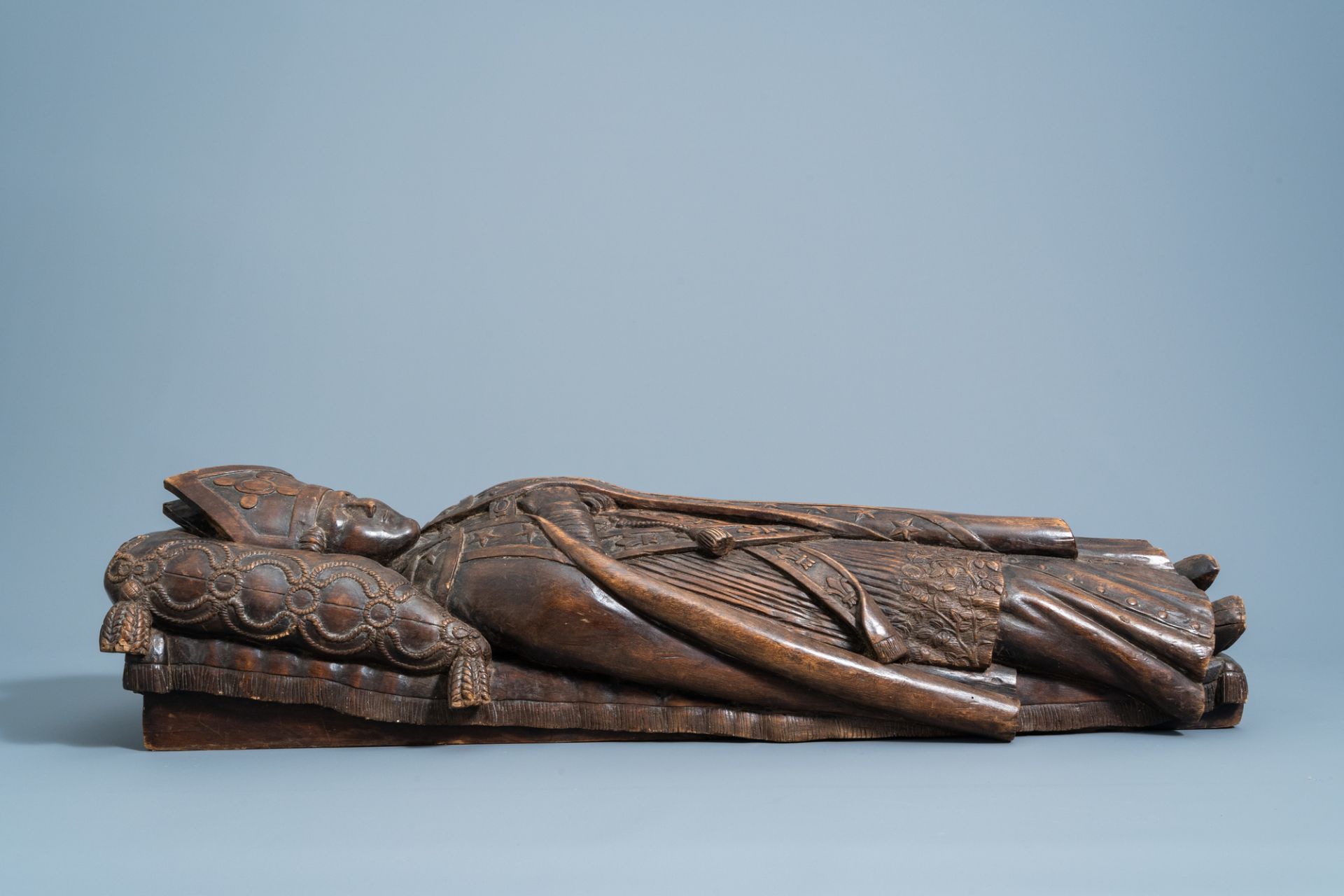 A French or Flemish carved wooden figure of a bishop on his deathbed, most probably Saint Bavo of Gh - Image 2 of 11