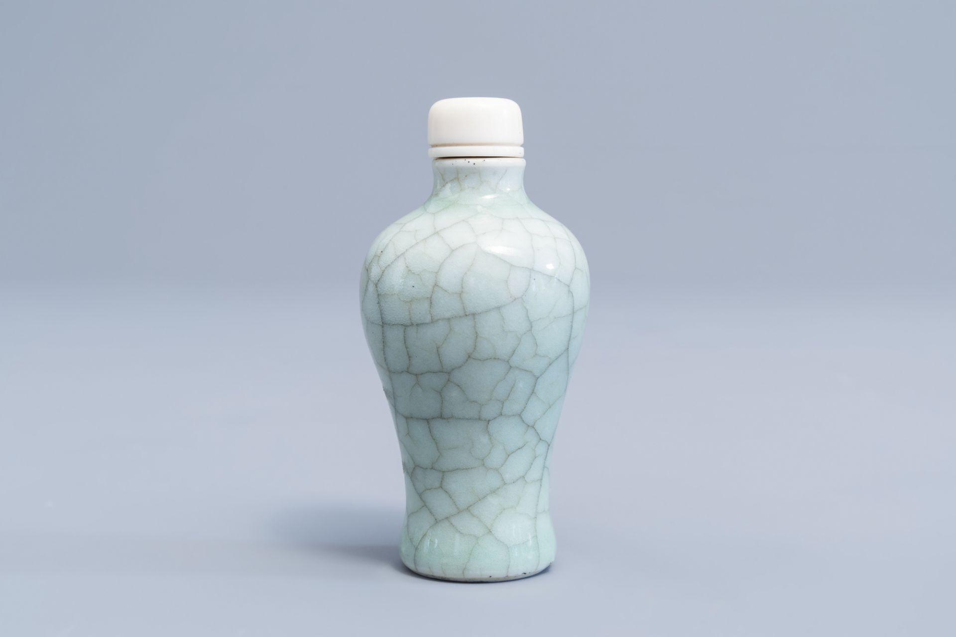 A Chinese celadon crackled glazed snuff bottle with ivory stopper, 19th/20th C. - Image 4 of 8