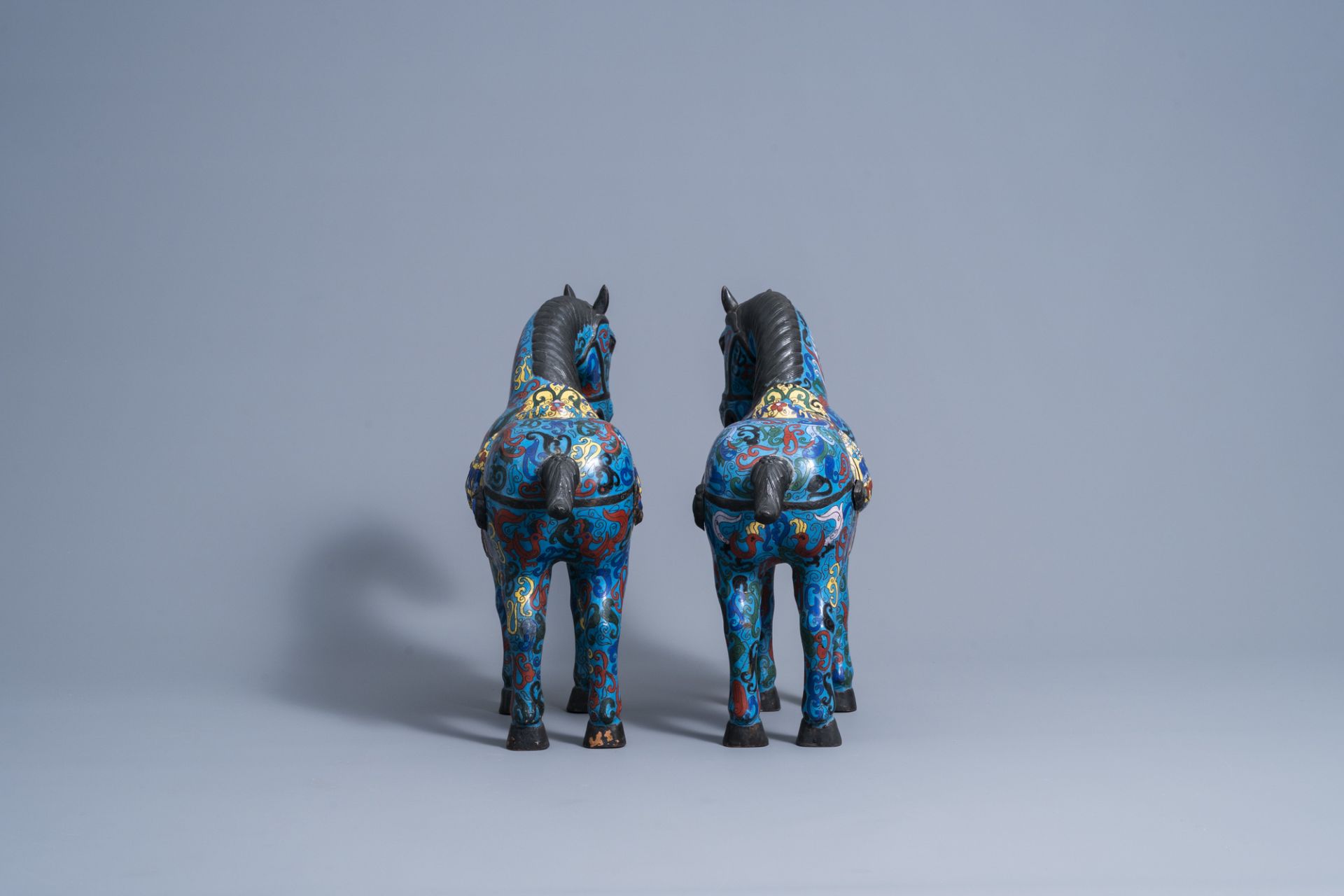 A pair of Chinese cloisonne horses on wooden bases, 20th C. - Image 5 of 9