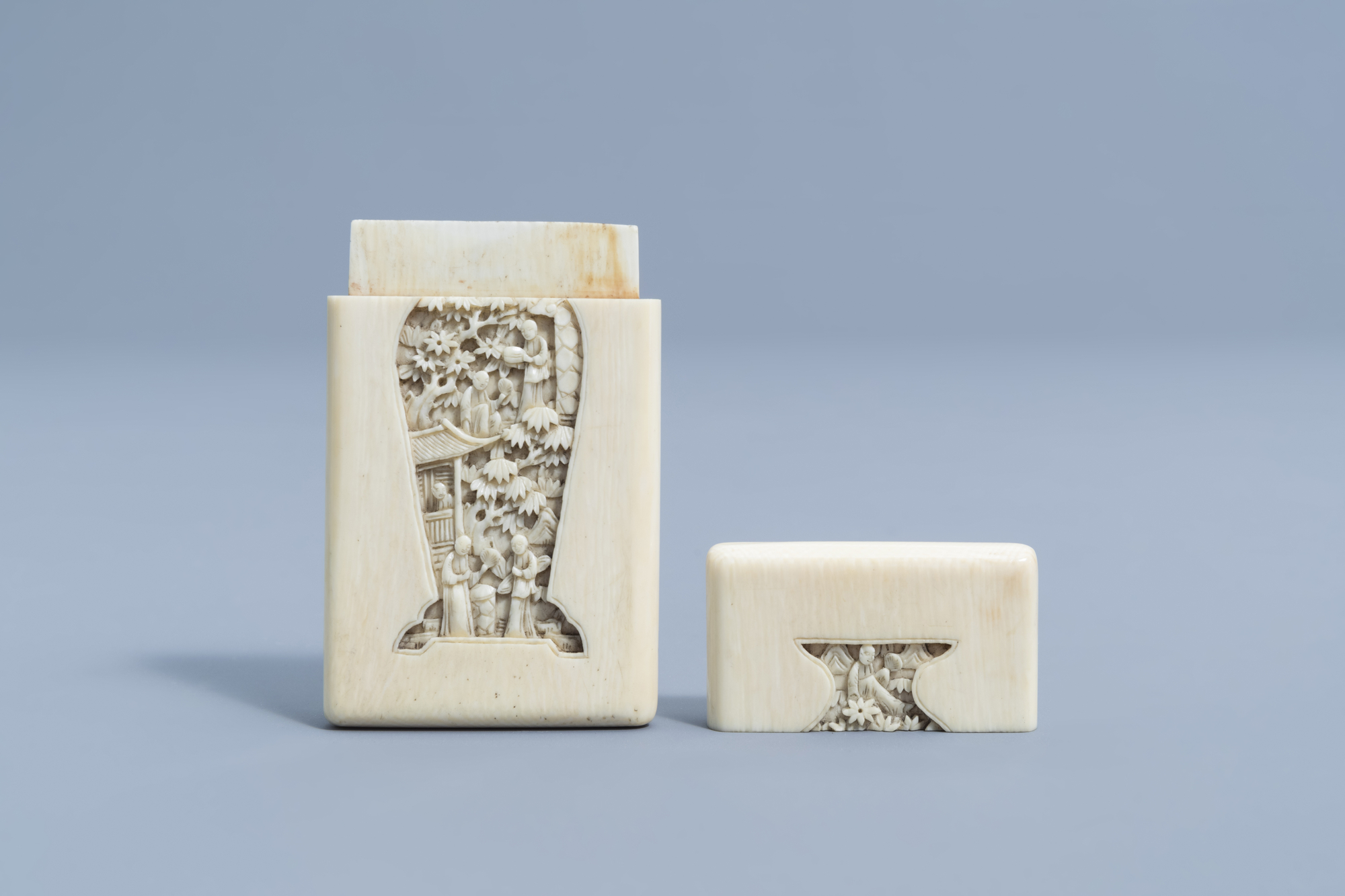 A Chinese carved Canton ivory card case & a signed Japanese ivory okimono of a man, Meiji, 19th C. - Image 11 of 13