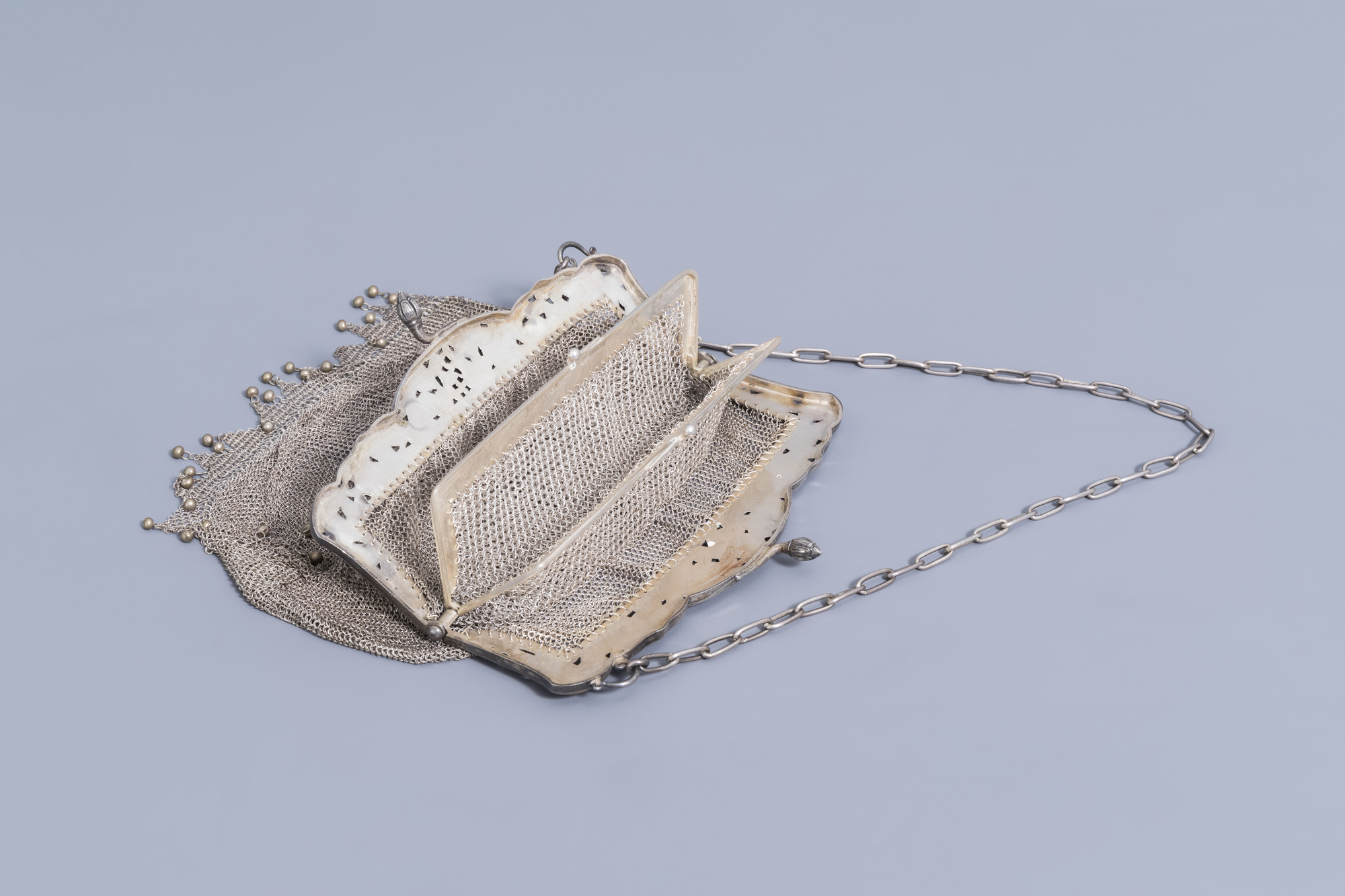 A Chinese silver chainmail purse, 800/000, 19th/20th C. - Image 3 of 7