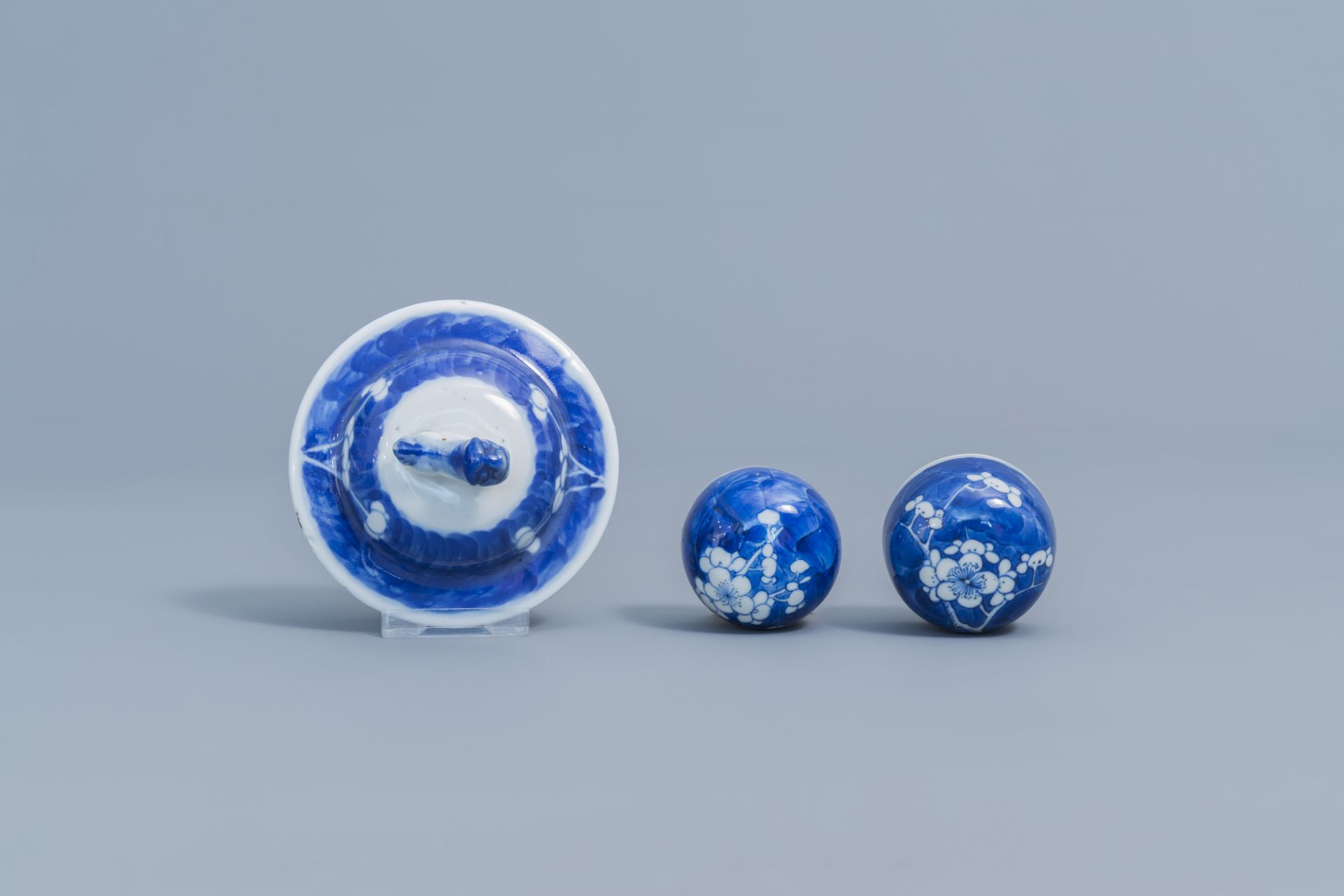 A varied collection of Chinese blue and white porcelain, 19th/20th C. - Image 15 of 16
