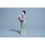 A Chinese famille rose figure of a flower lady, 19th/20th C.