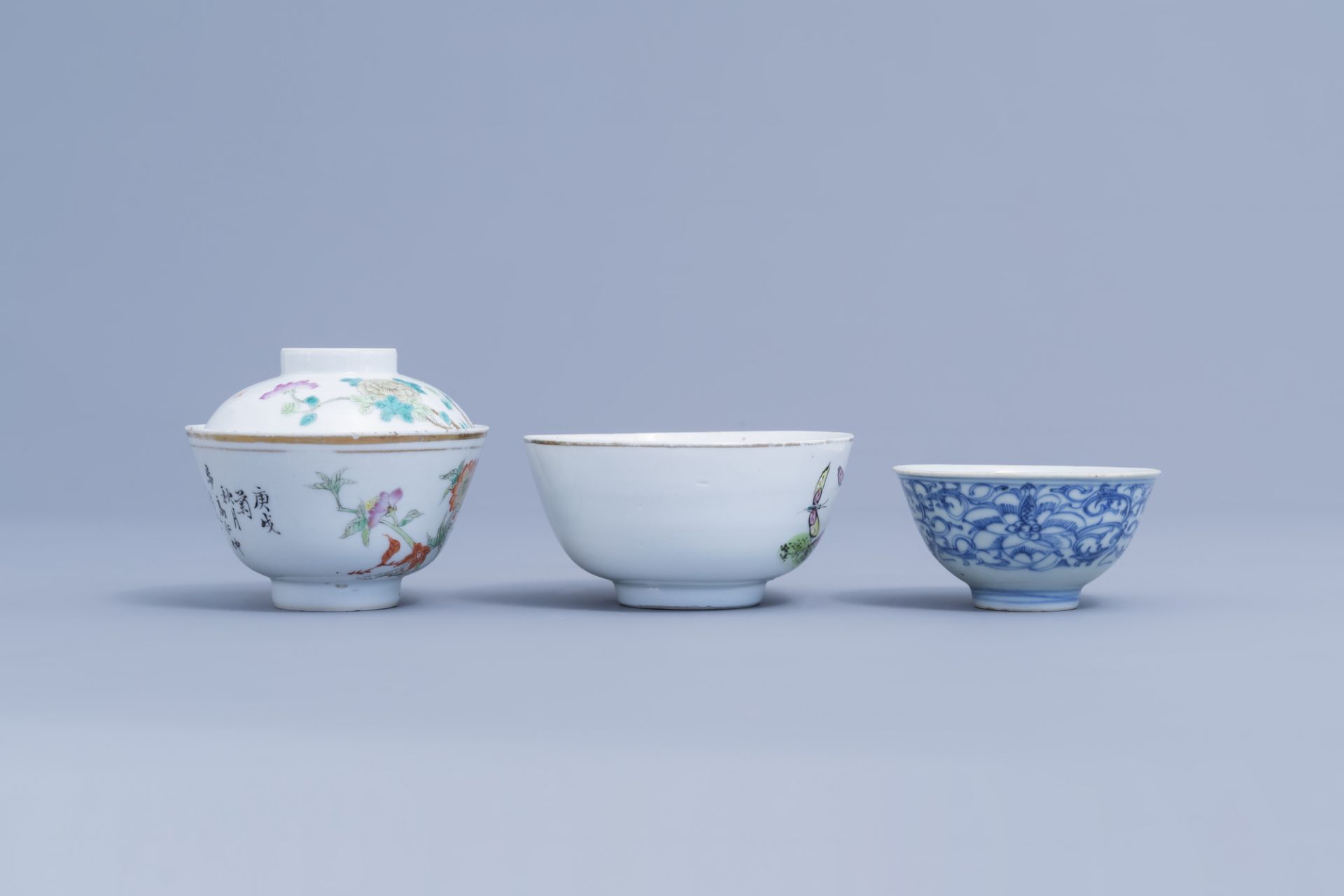 A varied collection of Chinese polychrome porcelain, 19th/20th C. - Image 9 of 15