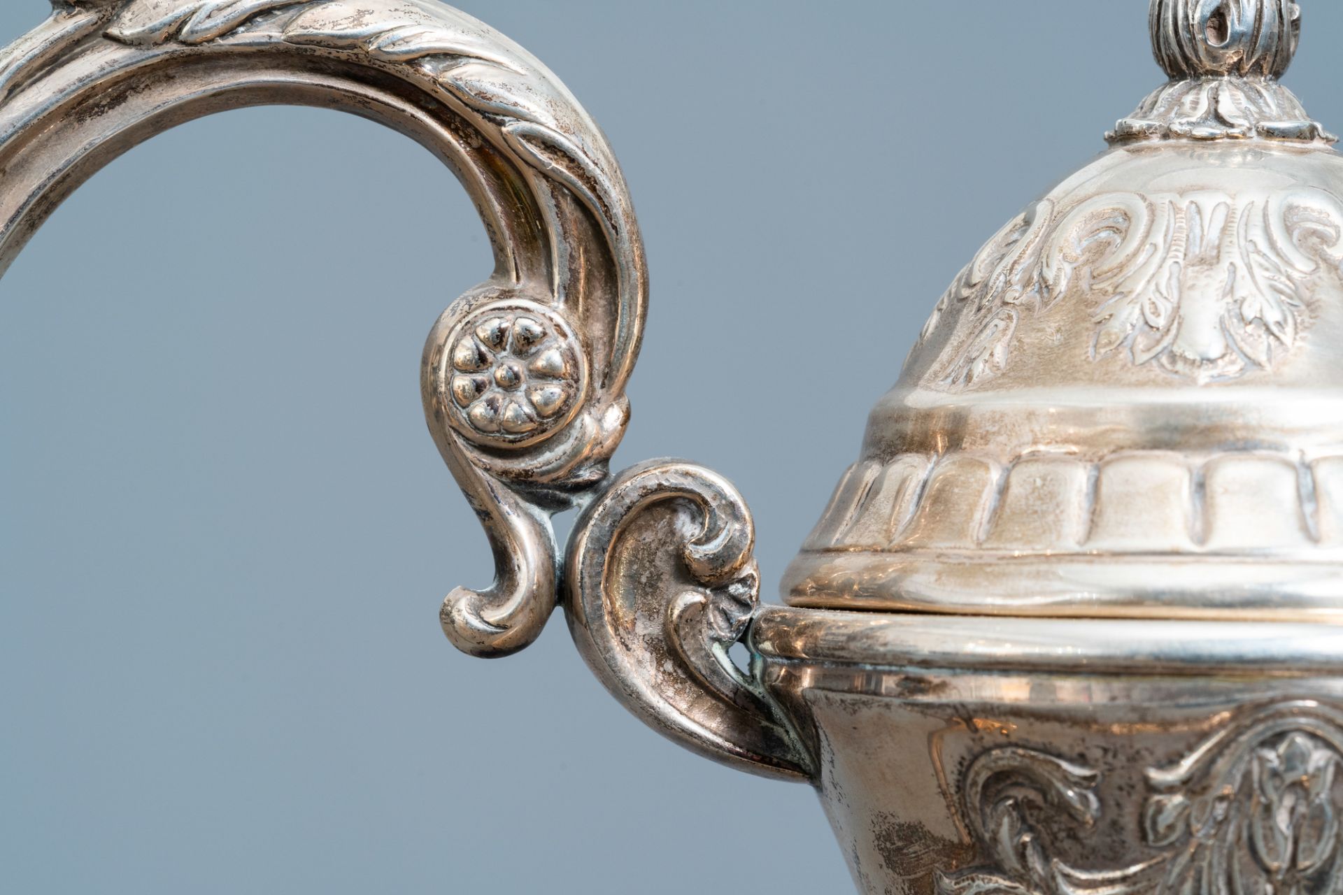 A Spanish inlaid silver Historicism jug with floral design and swans, 20th C. - Image 12 of 17