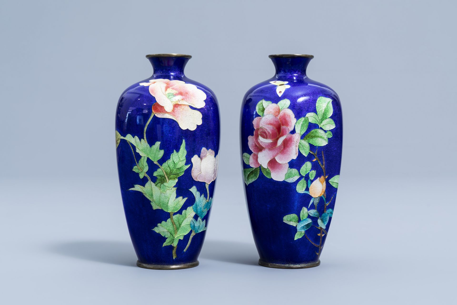 A pair of Japanese cloisonne vases with floral design, marked Hattori, Meiji, ca. 1900 - Image 3 of 11