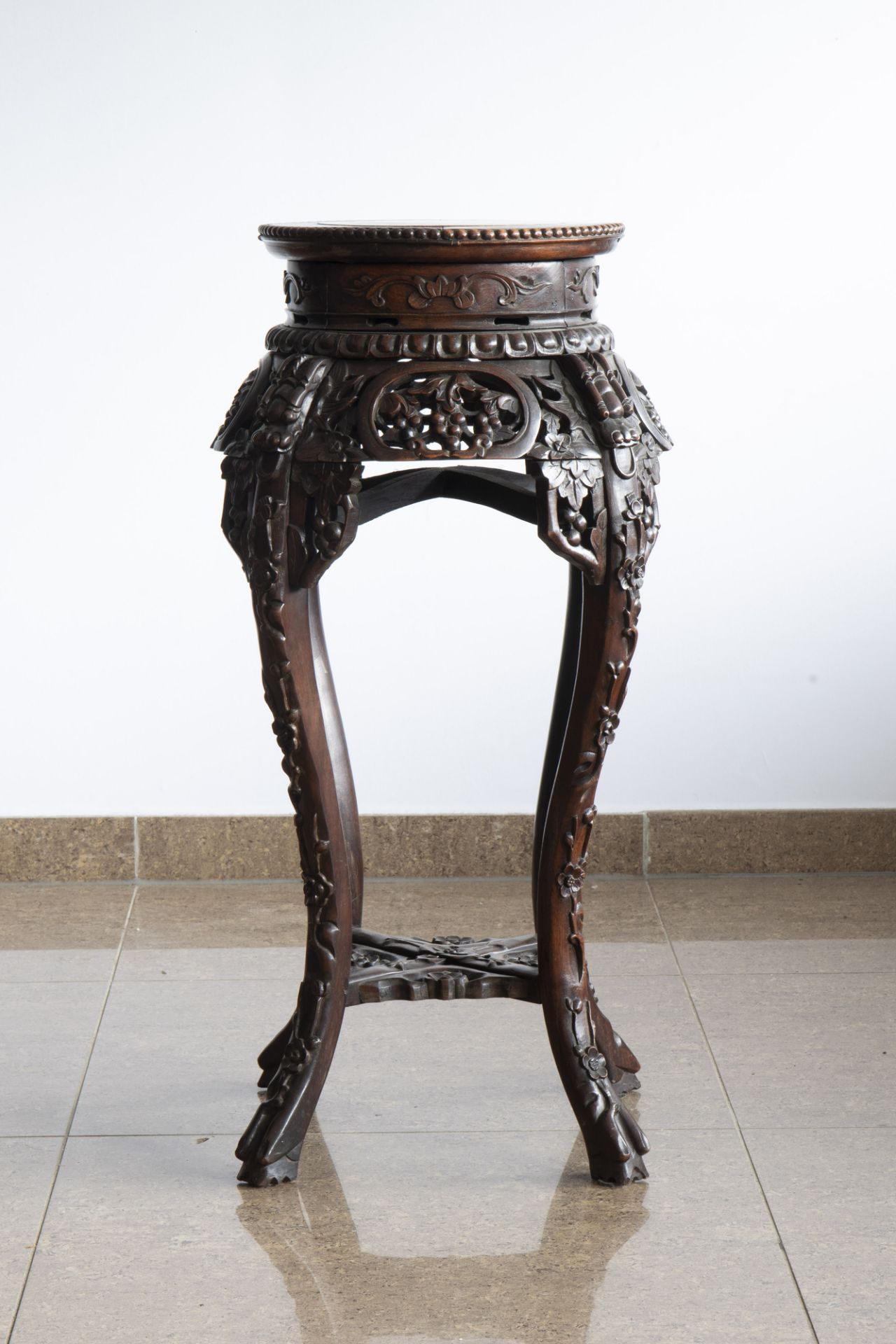 A Chinese carved wood stand with marble top, 19th/20th C. - Image 5 of 7