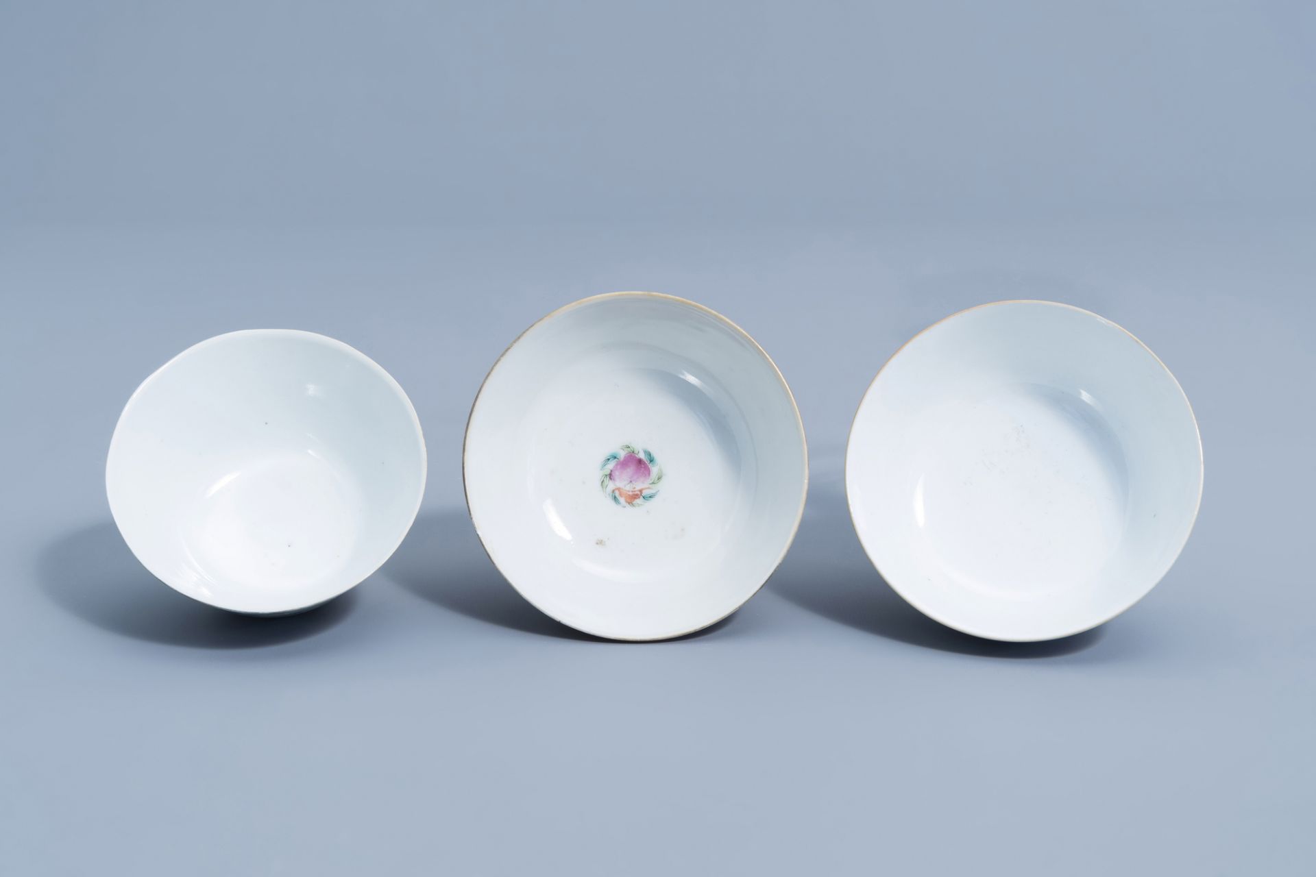 A varied collection of Chinese qianjiang cai and famille rose porcelain, 19th/20th C. - Image 13 of 24