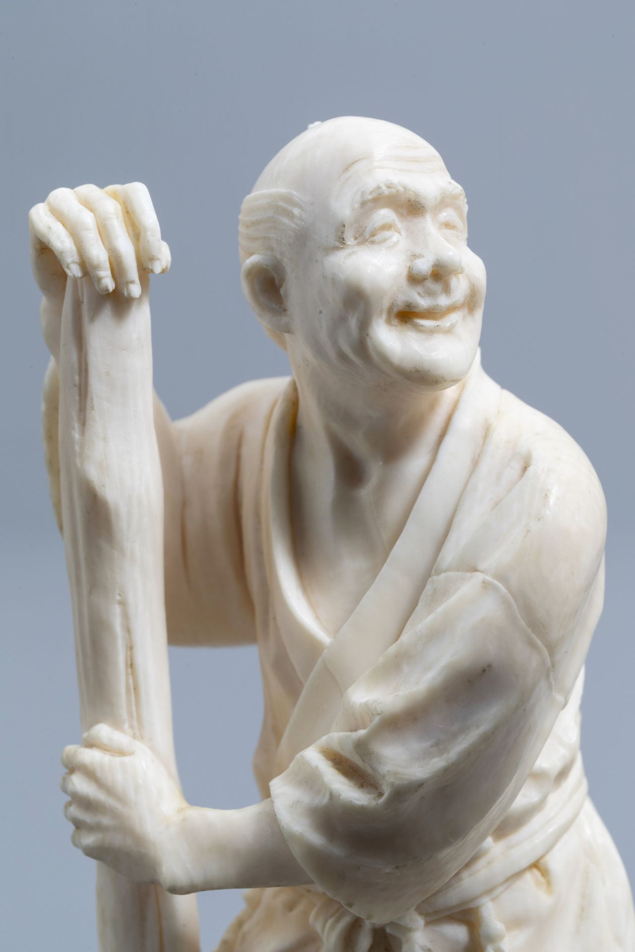 A Japanese ivory okimono of a farmer leaning against a tree, signed Kogyoku, Meiji, early 20th C. - Image 9 of 10