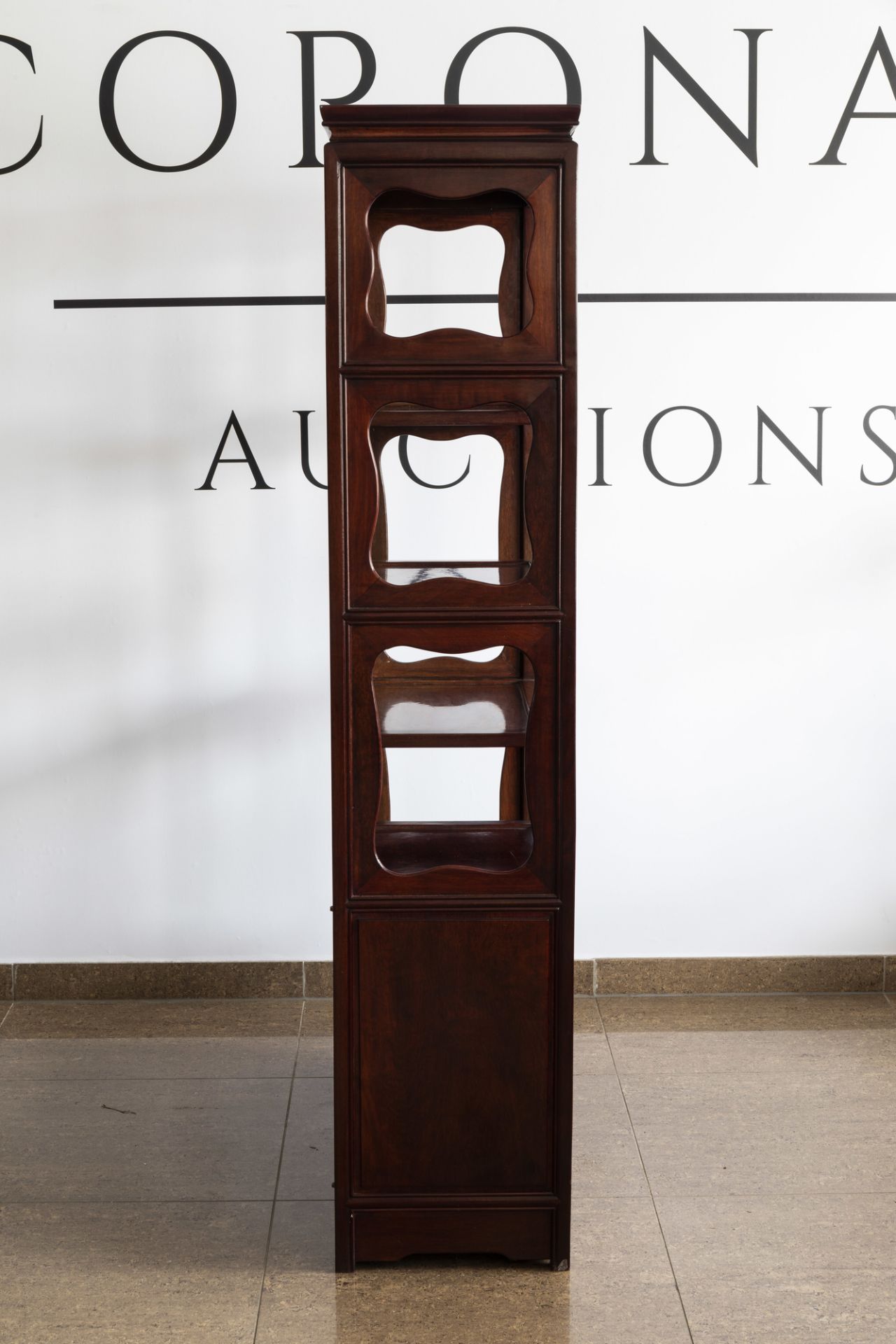 A Chinese wooden display cabinet with floral design, 20th C. - Image 7 of 8