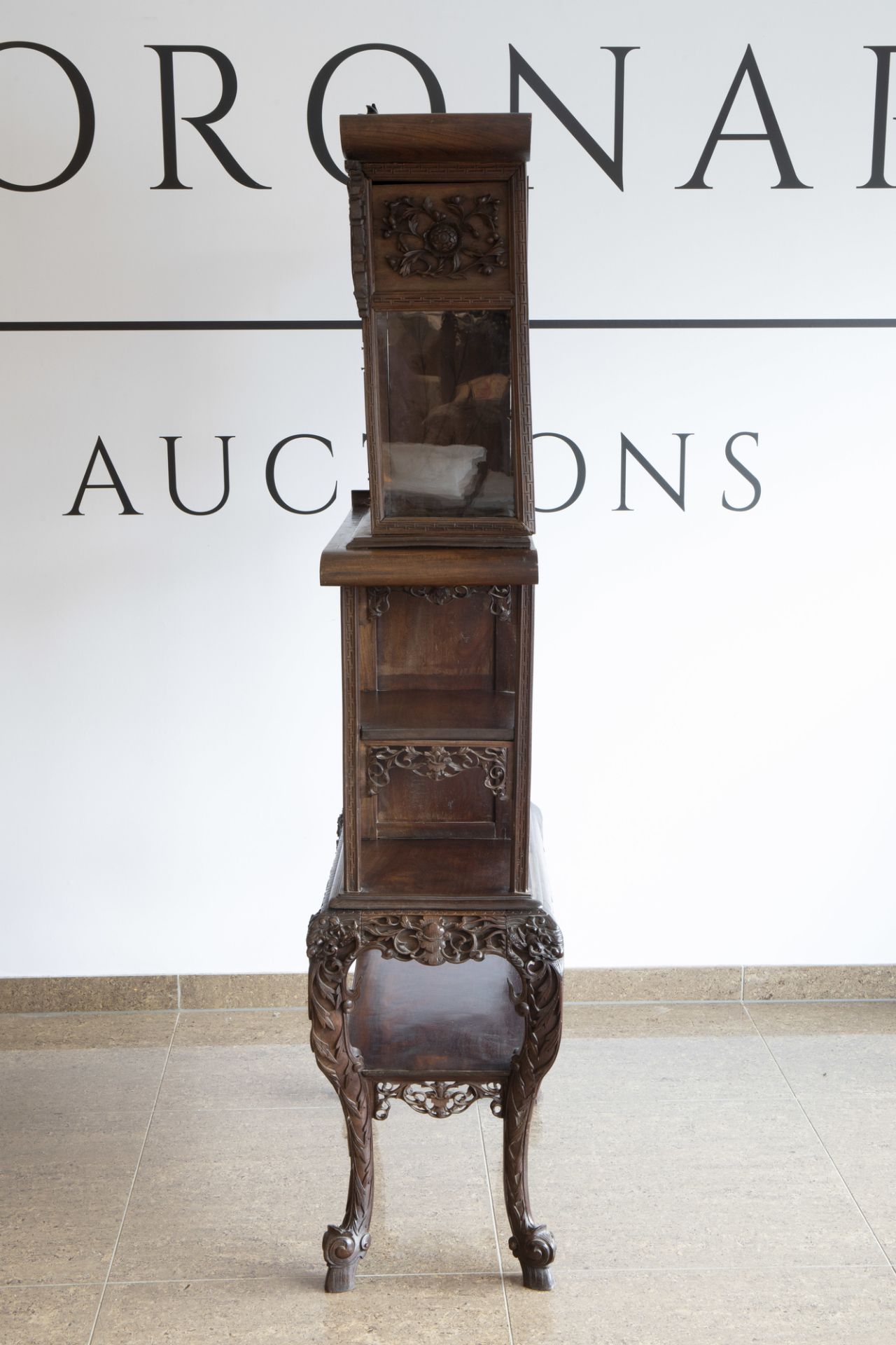 A Chinese reticulated wooden 'dragons' display cabinet, ca. 1900 - Image 6 of 7