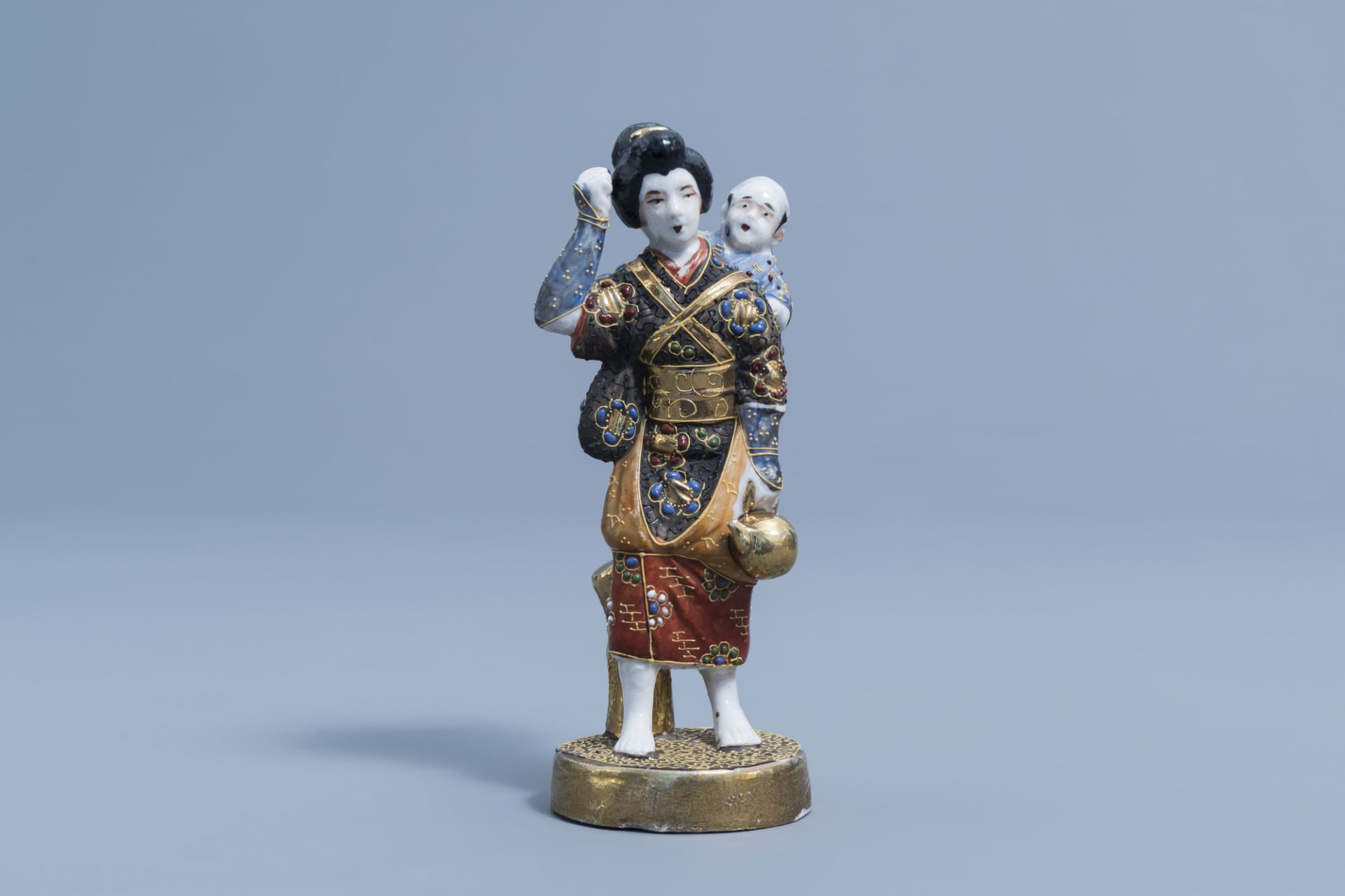 A varied collection of Japanese Imari and polychrome porcelain, Meiji and later, 19th/20th C. - Image 6 of 18