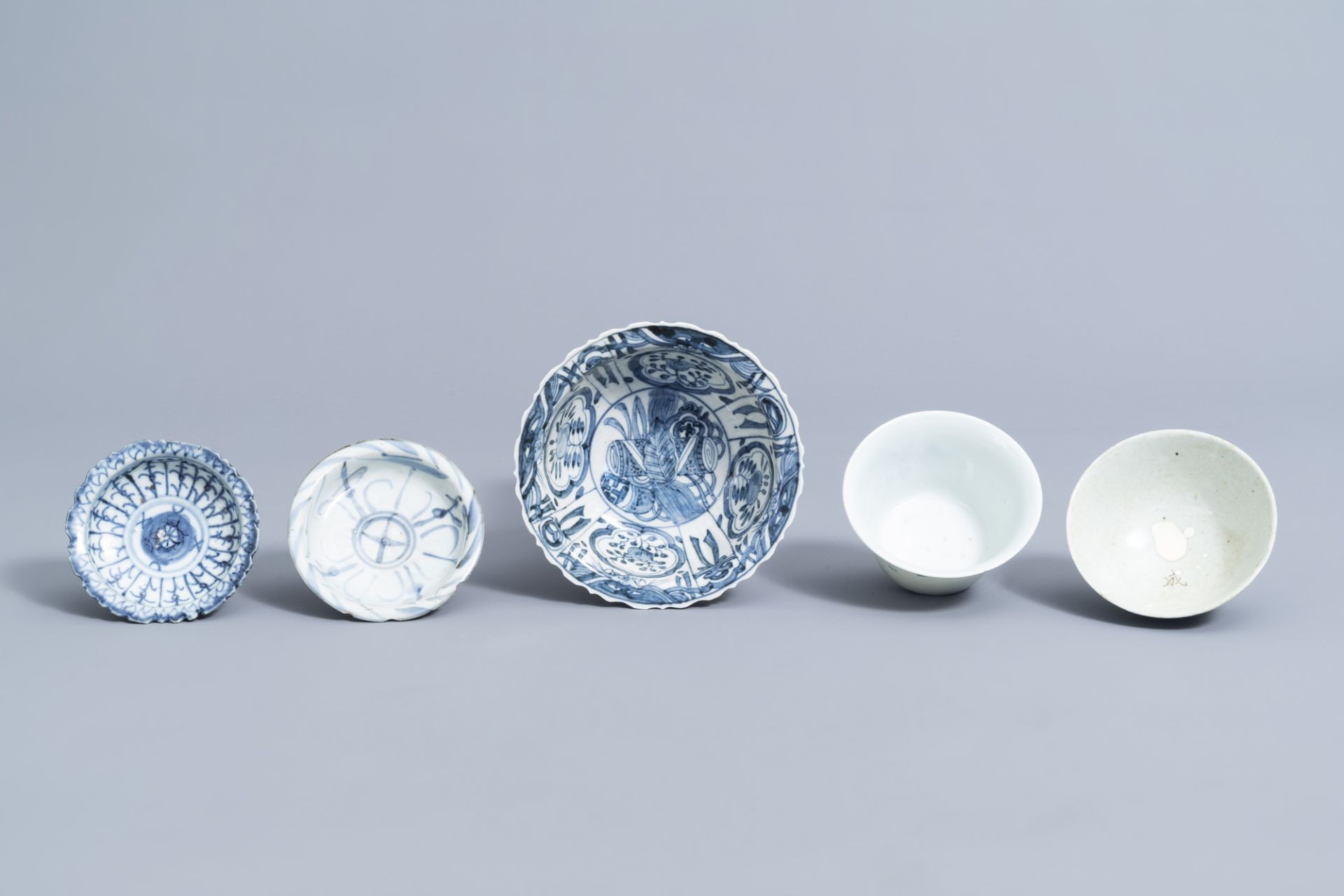 A varied collection of Chinese blue and white porcelain, 19th/20th C. - Image 12 of 13