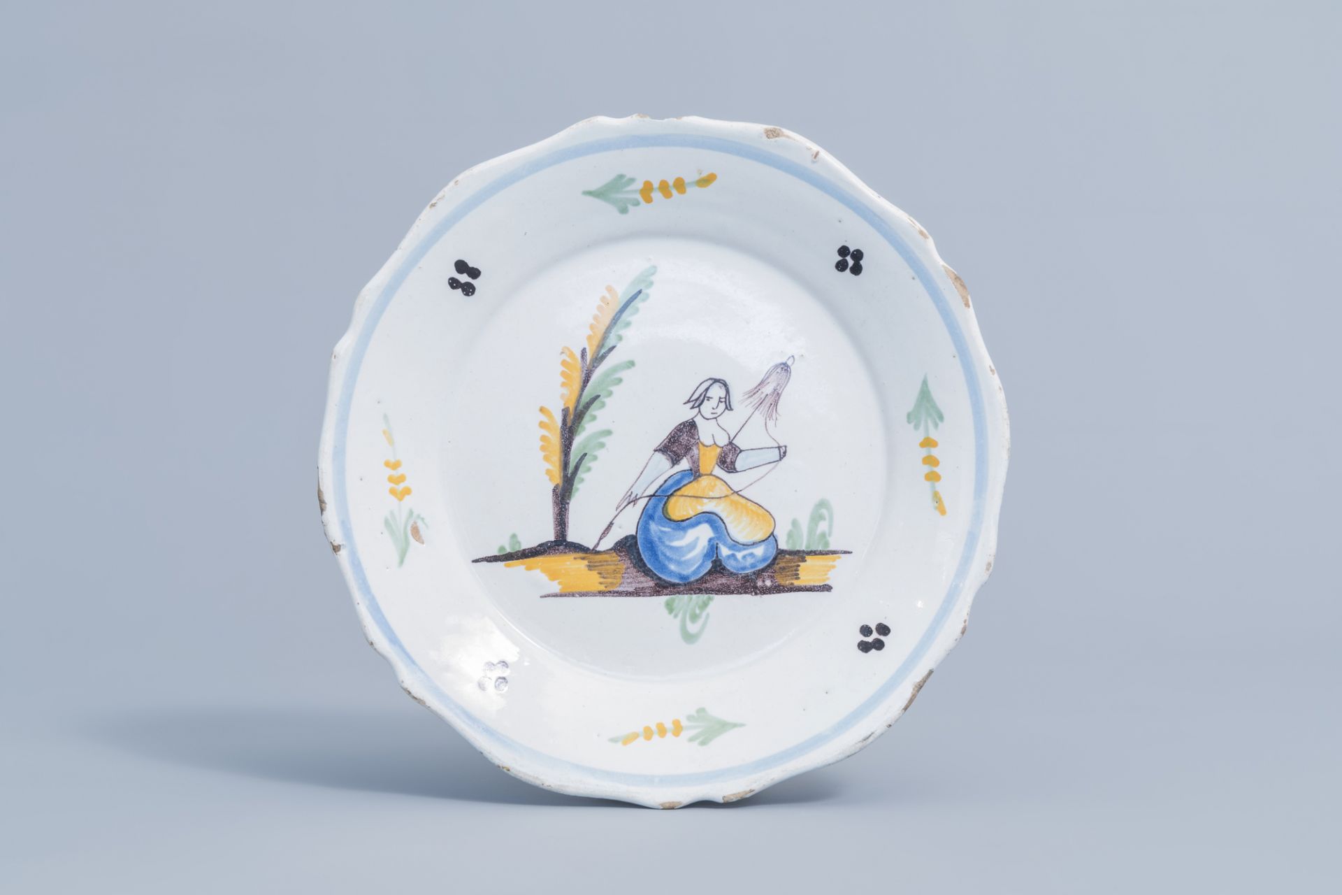 A fine Italian polychrome Savona 'landscape' plate and two various French plates, 18th/19th C. - Image 4 of 7