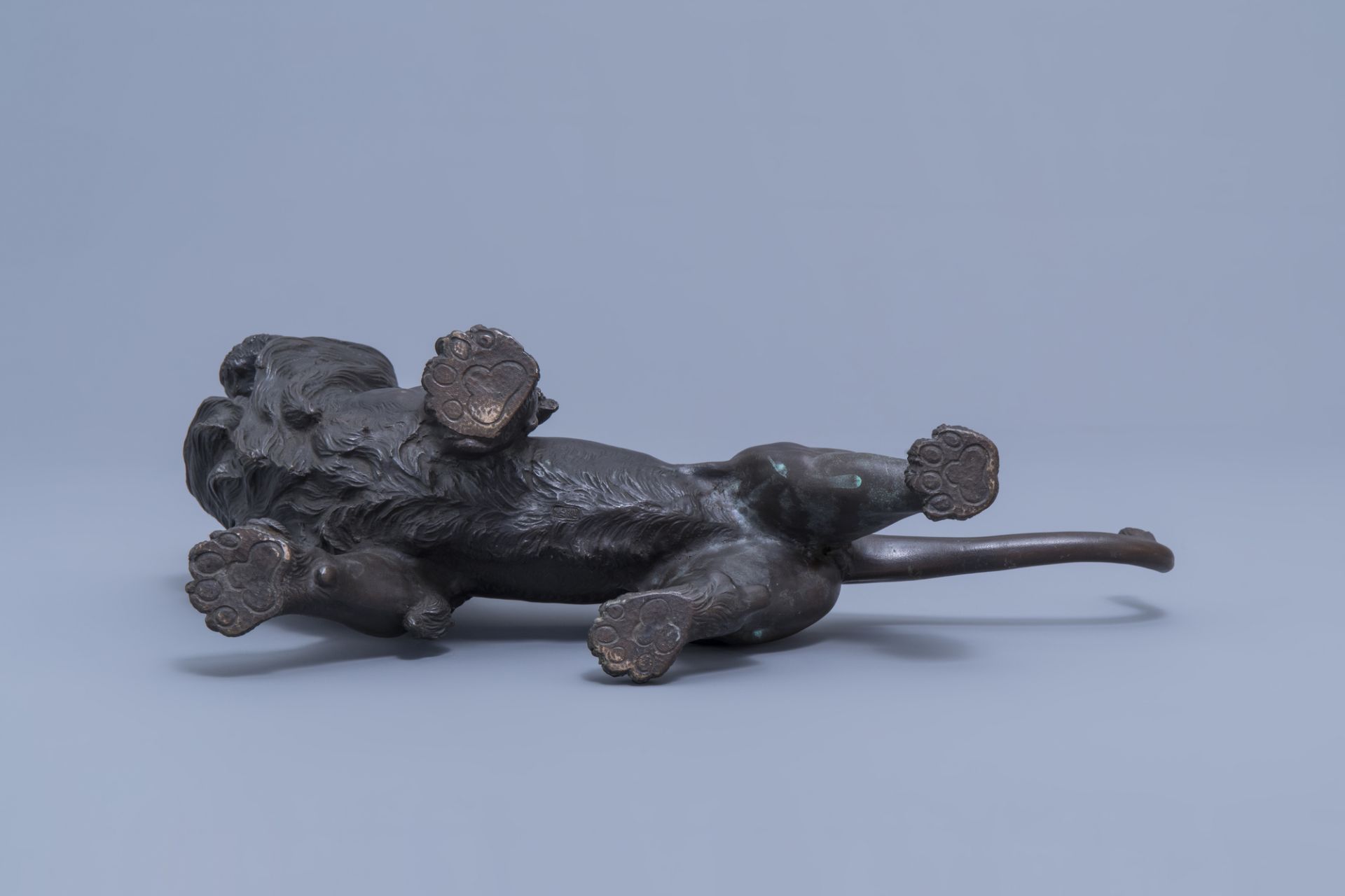 A Japanese bronze sculpture of a lion, probably signed Toku Ya, Meiji, 19th/20th C. - Image 6 of 8