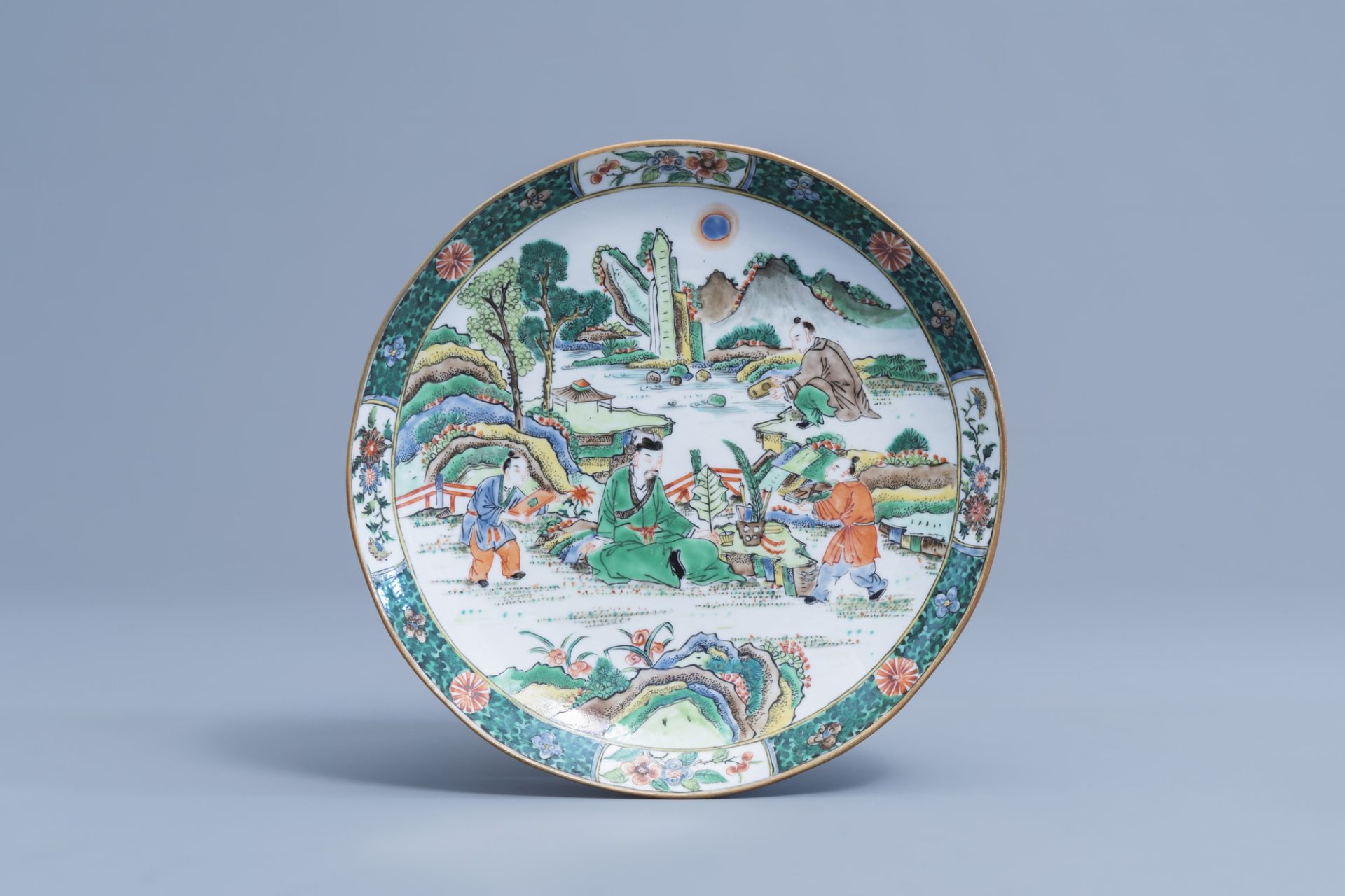 Two Chinese Canton famille verte plates with figures on a terrace, 19th C. - Image 4 of 5