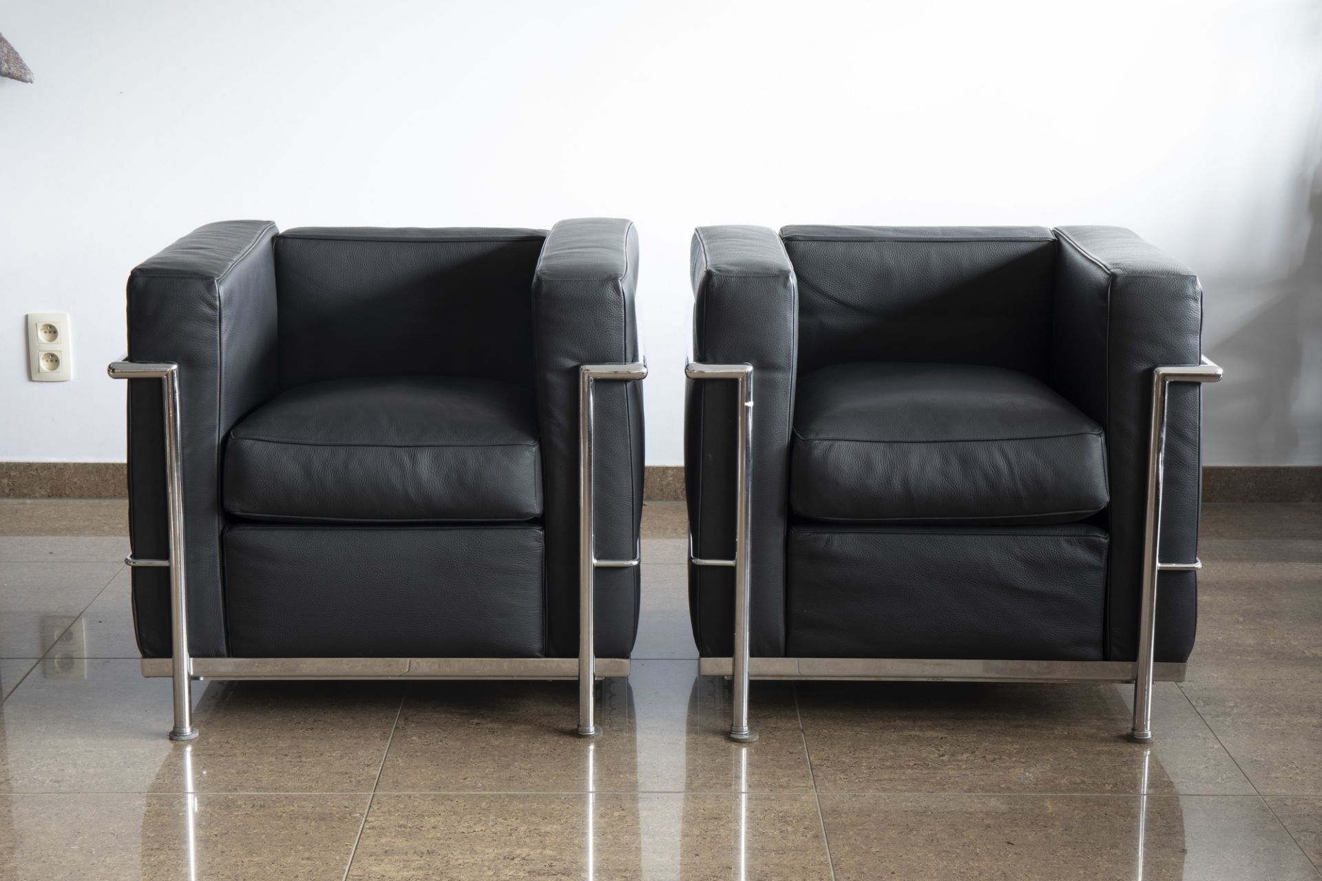 After Le Corbusier (1887-1965): Two LC2 style black leather armchairs, 20th C. - Image 2 of 7