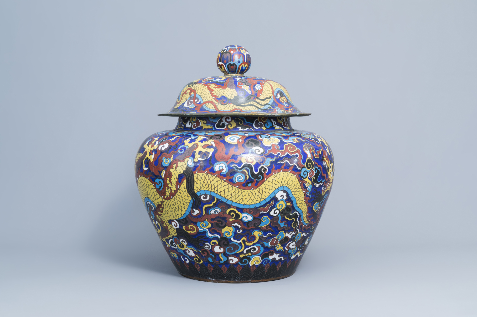 A large Chinese cloisonne 'dragons' jar and cover, 20th C. - Image 5 of 9