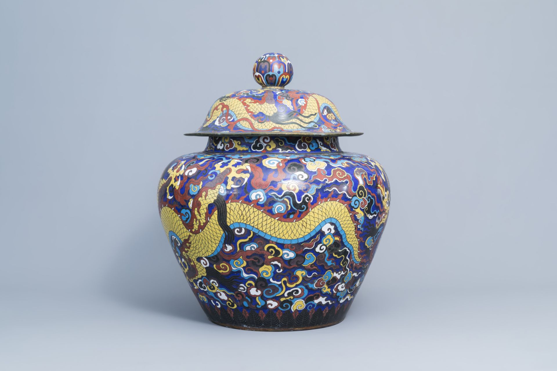 A large Chinese cloisonne 'dragons' jar and cover, 20th C. - Image 5 of 9