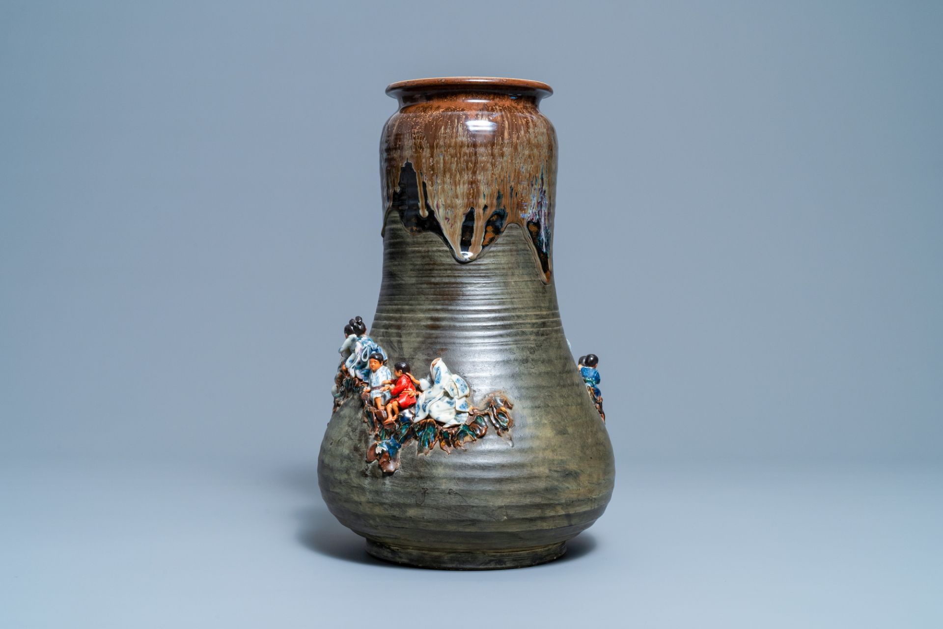 A tall Japanese Sumida Gawa vase with applied design of children and monkeys, Meiji, 19th/20th C. - Image 4 of 10