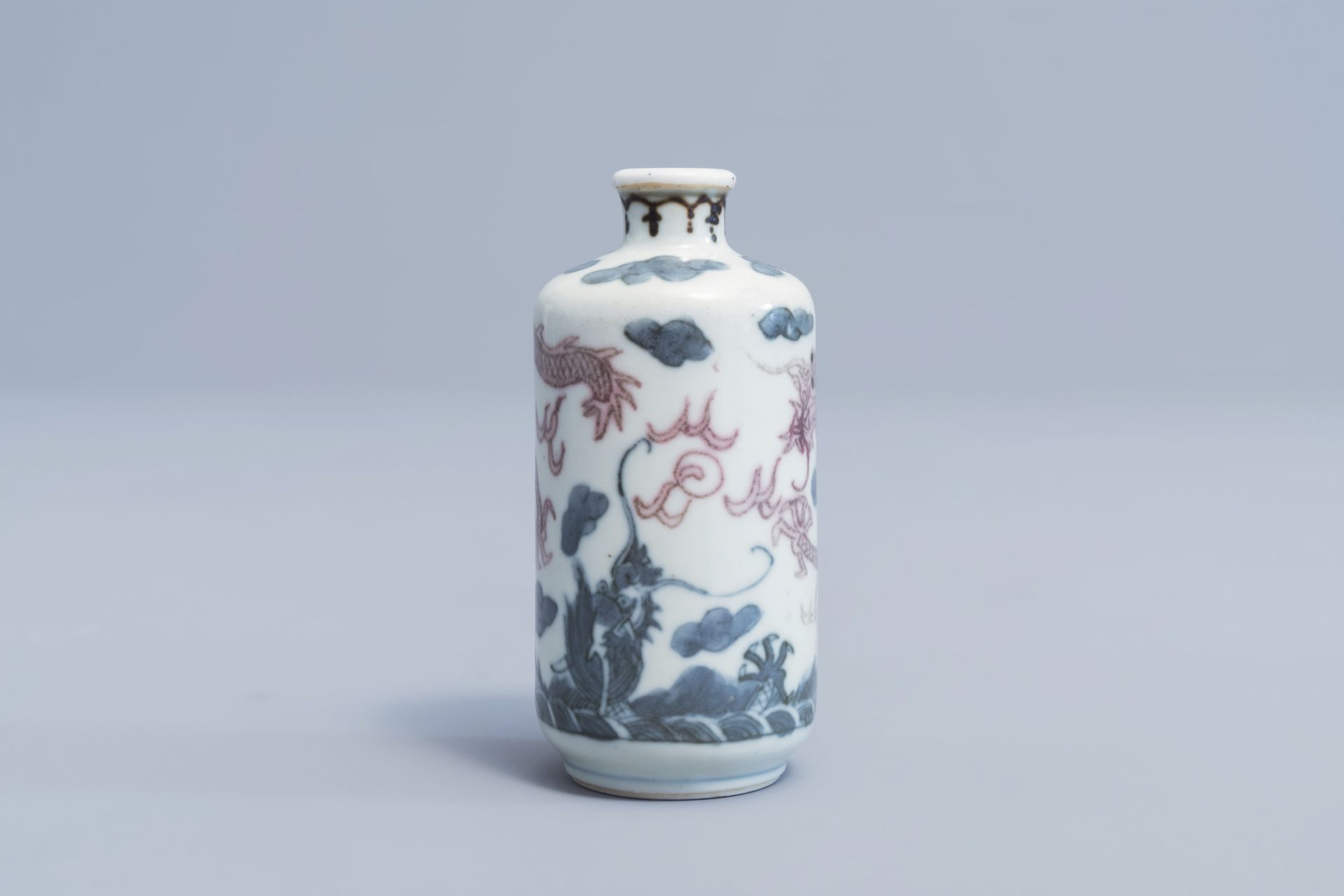 A Chinese blue, white and underglaze red 'dragons' snuff bottle, Yongle mark, 19th/20th C. - Image 3 of 7