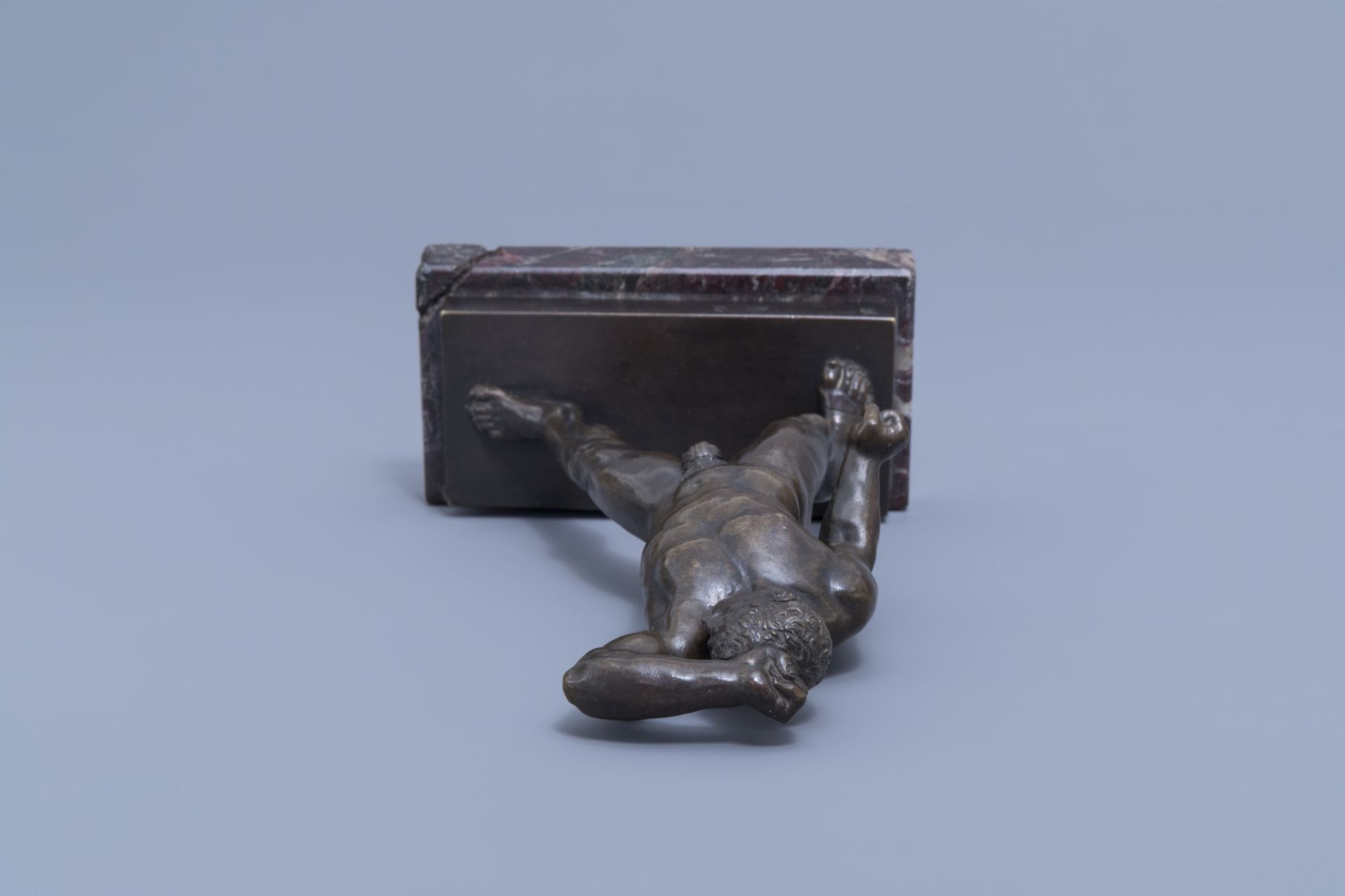 After Antonio Canova (1757-1822): The Greek pugilist or boxer Creugas, patinated bronze on a marble - Image 7 of 7