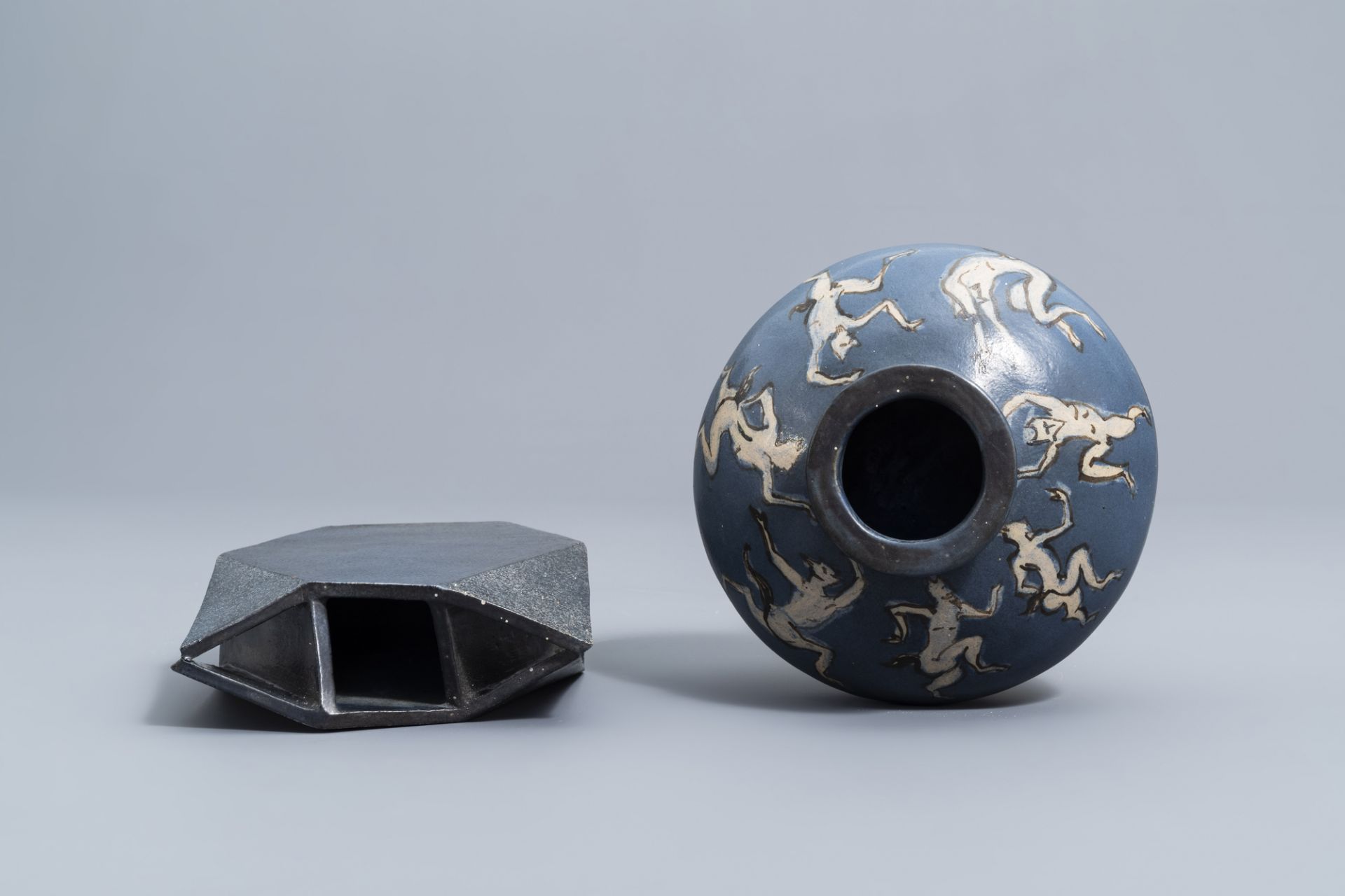 A varied collection of Dutch studio pottery, a.o. Fontein, 20th C. - Image 14 of 15