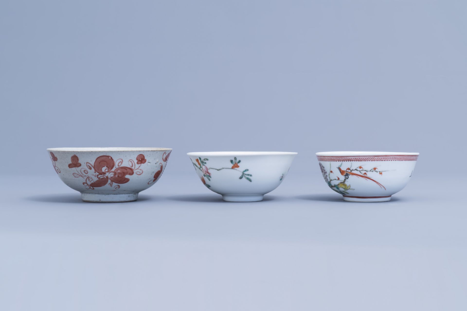 A varied collection of Chinese polychrome porcelain, 19th/20th C. - Image 5 of 15