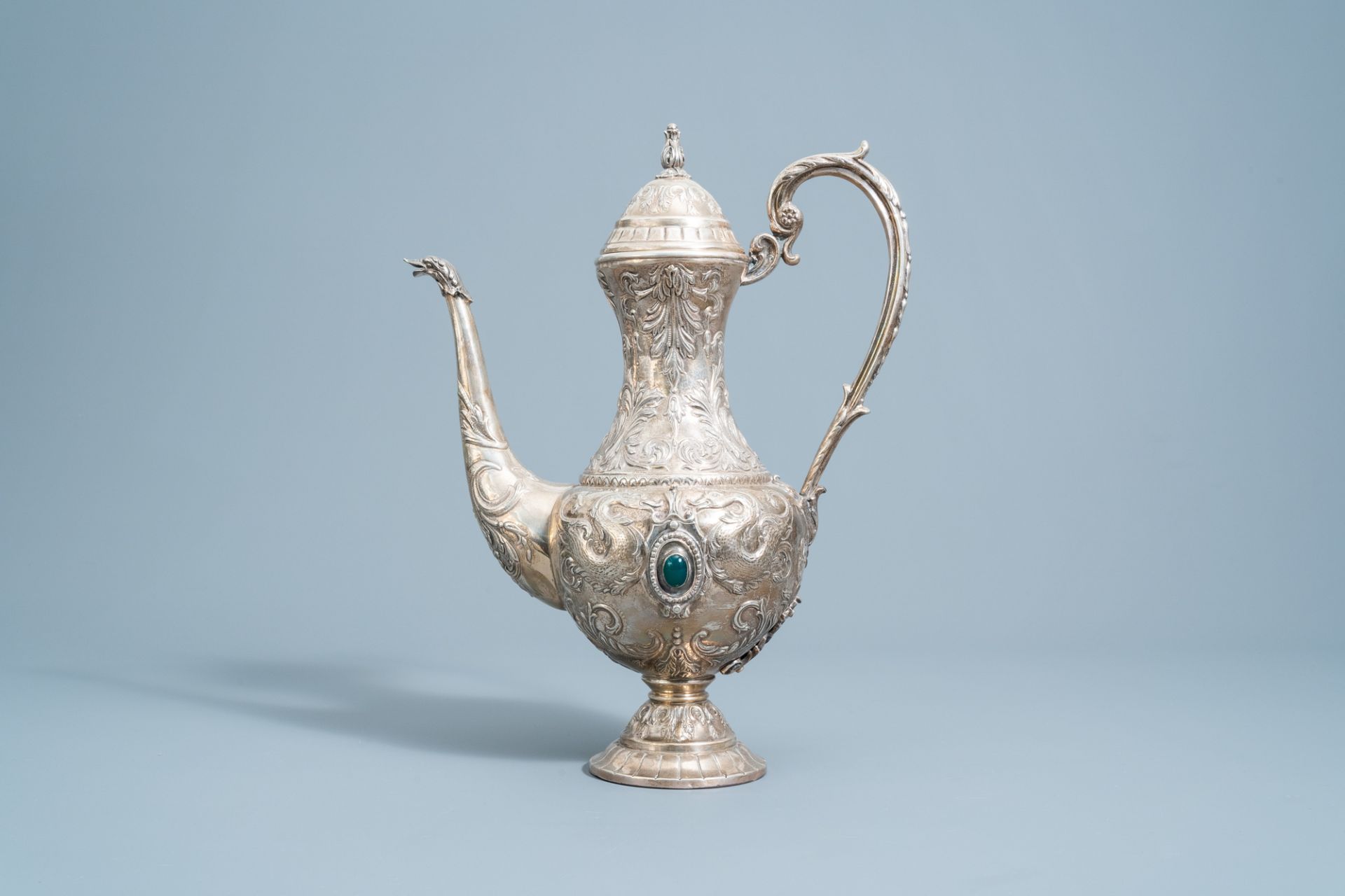 A Spanish inlaid silver Historicism jug with floral design and swans, 20th C. - Image 2 of 17