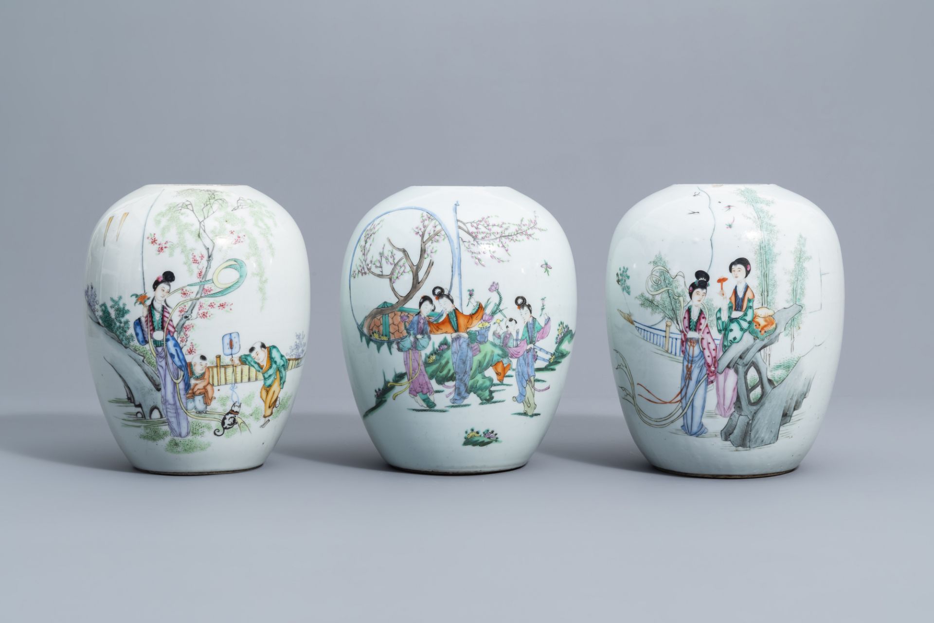 Five various Chinese famille rose and qianjiang cai ginger jars, 19th/20th C. - Bild 2 aus 15