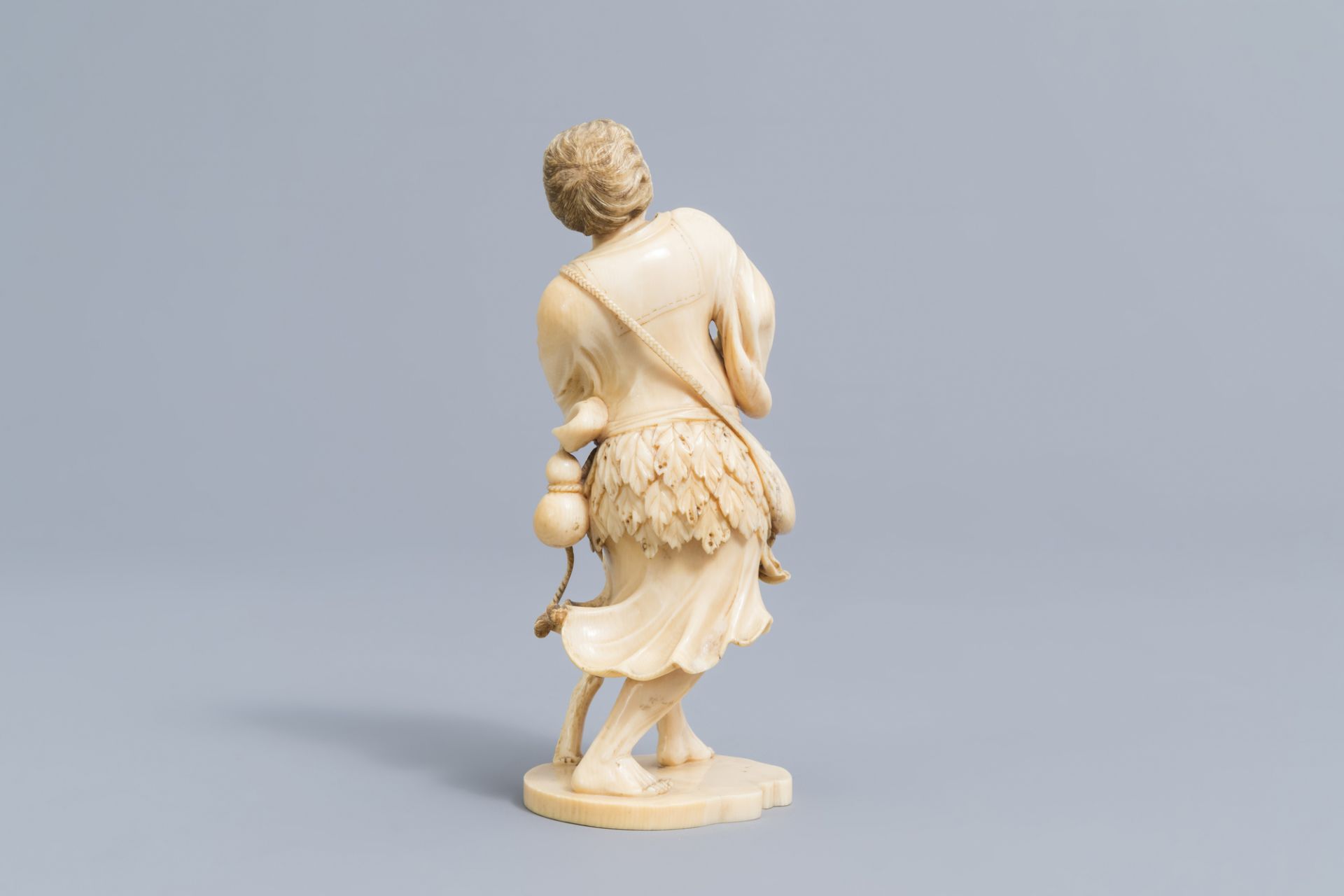 A Japanese ivory okimono of a surprised man, signed Yoshohide, Meiji, 19th C. - Image 4 of 8