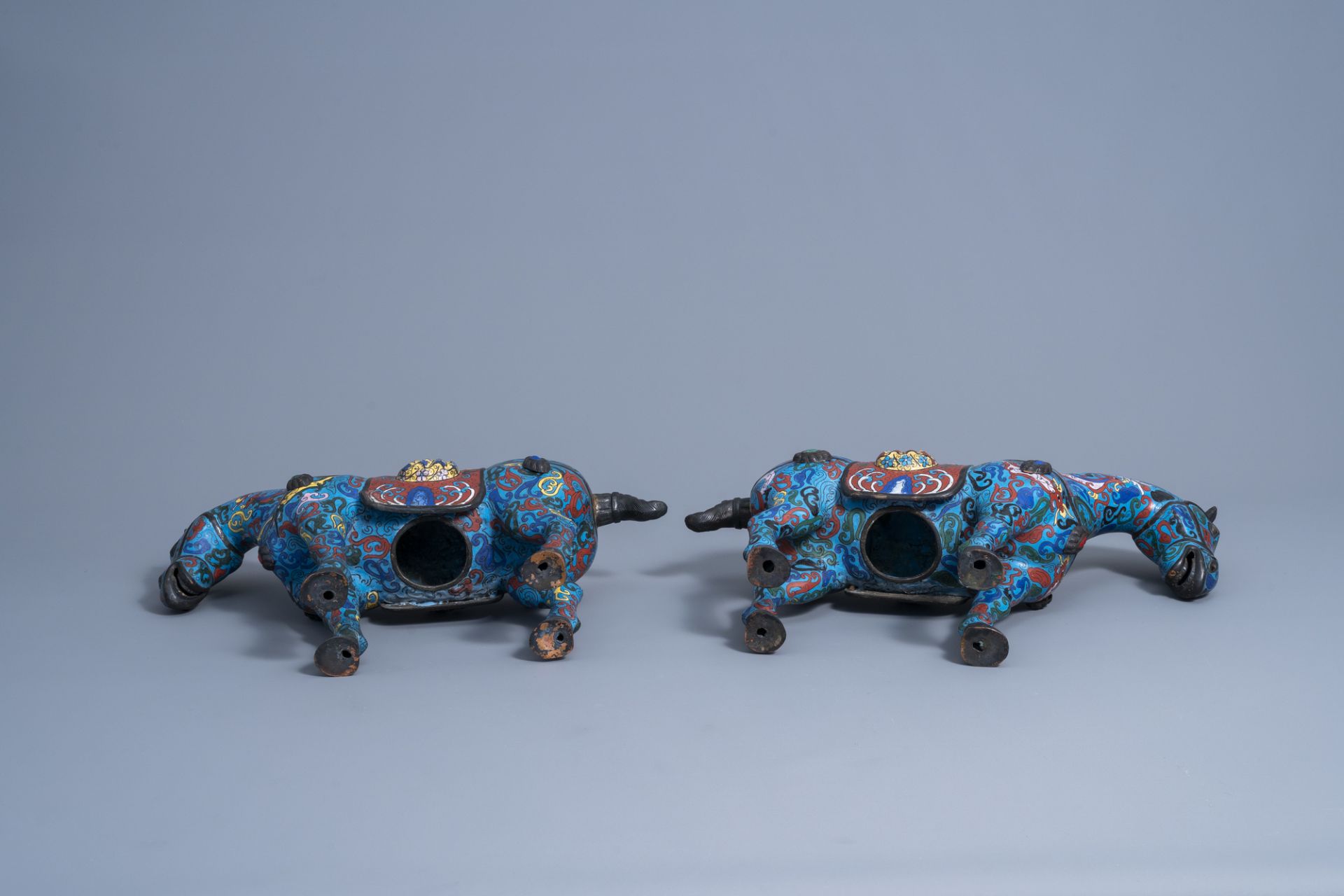 A pair of Chinese cloisonne horses on wooden bases, 20th C. - Image 7 of 9