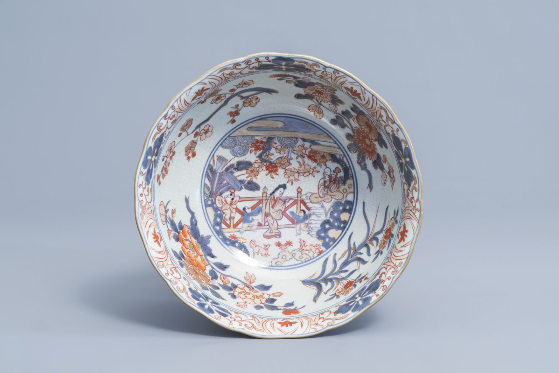 A Japanese Imari bowl with birds among blossoming branches and figures, Edo, 18th C. - Image 6 of 7