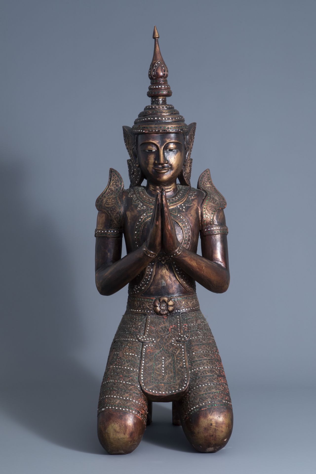 A patinated and gilt wooden kneeling Buddha figure, Thailand, 19th/20th C. - Image 2 of 7