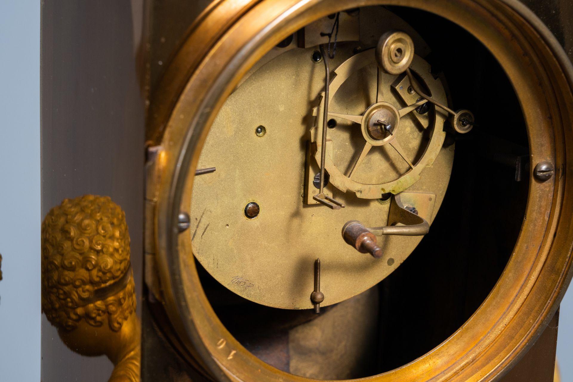 A fine French Empire gilt bronze mantel clock with children reading in a library, 19th C. - Image 5 of 15