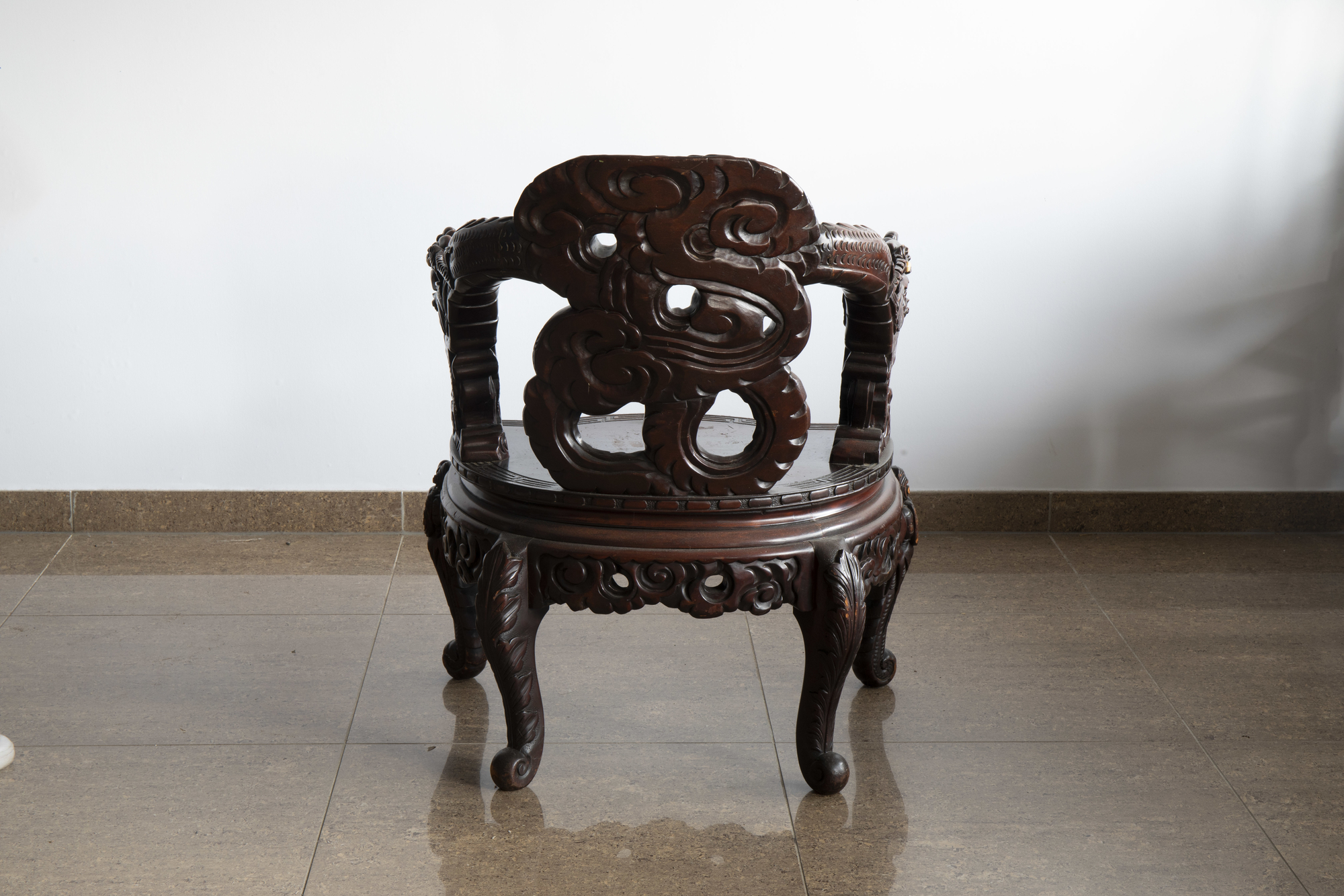 A Chinese or Japanese carved wooden 'dragons' chair, 20th C. - Image 5 of 8