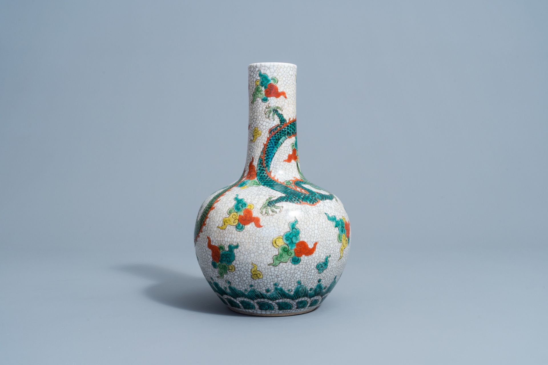 A Chinese Nanking famille verte crackled glazed tianqiu ping 'dragon' vase, 19th C. - Image 4 of 7