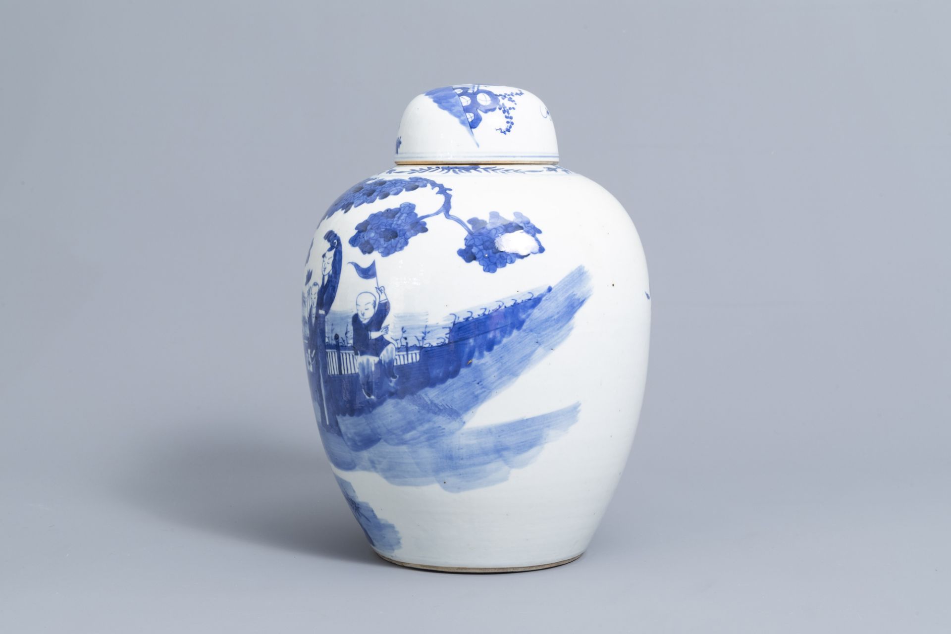A Chinese blue and white jar and cover with figures on a terrace, Kangxi mark, 19th C. - Bild 3 aus 6