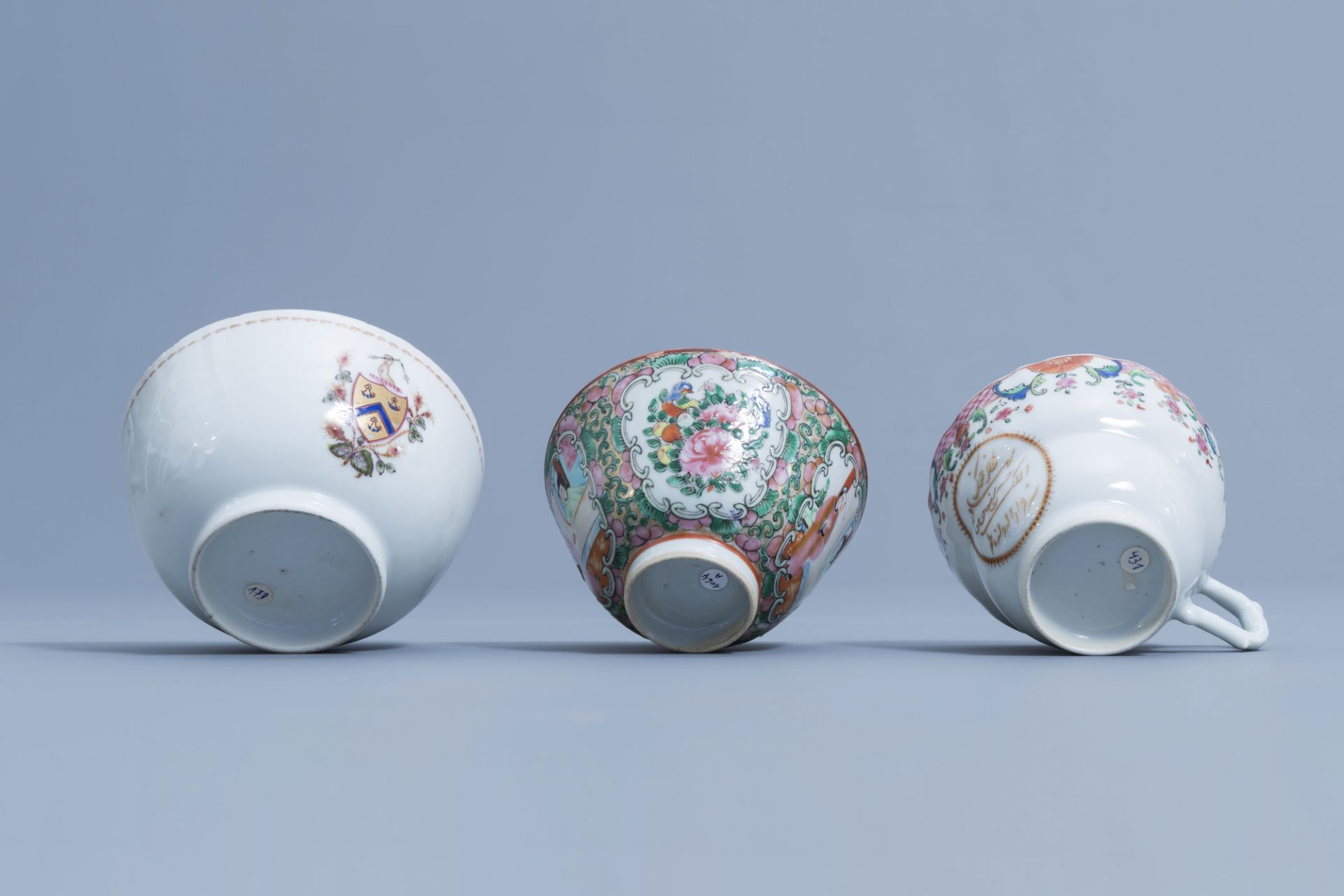 A varied collection of Chinese famille rose, verte, blue & white porcelain, 18th C. & later - Image 29 of 36