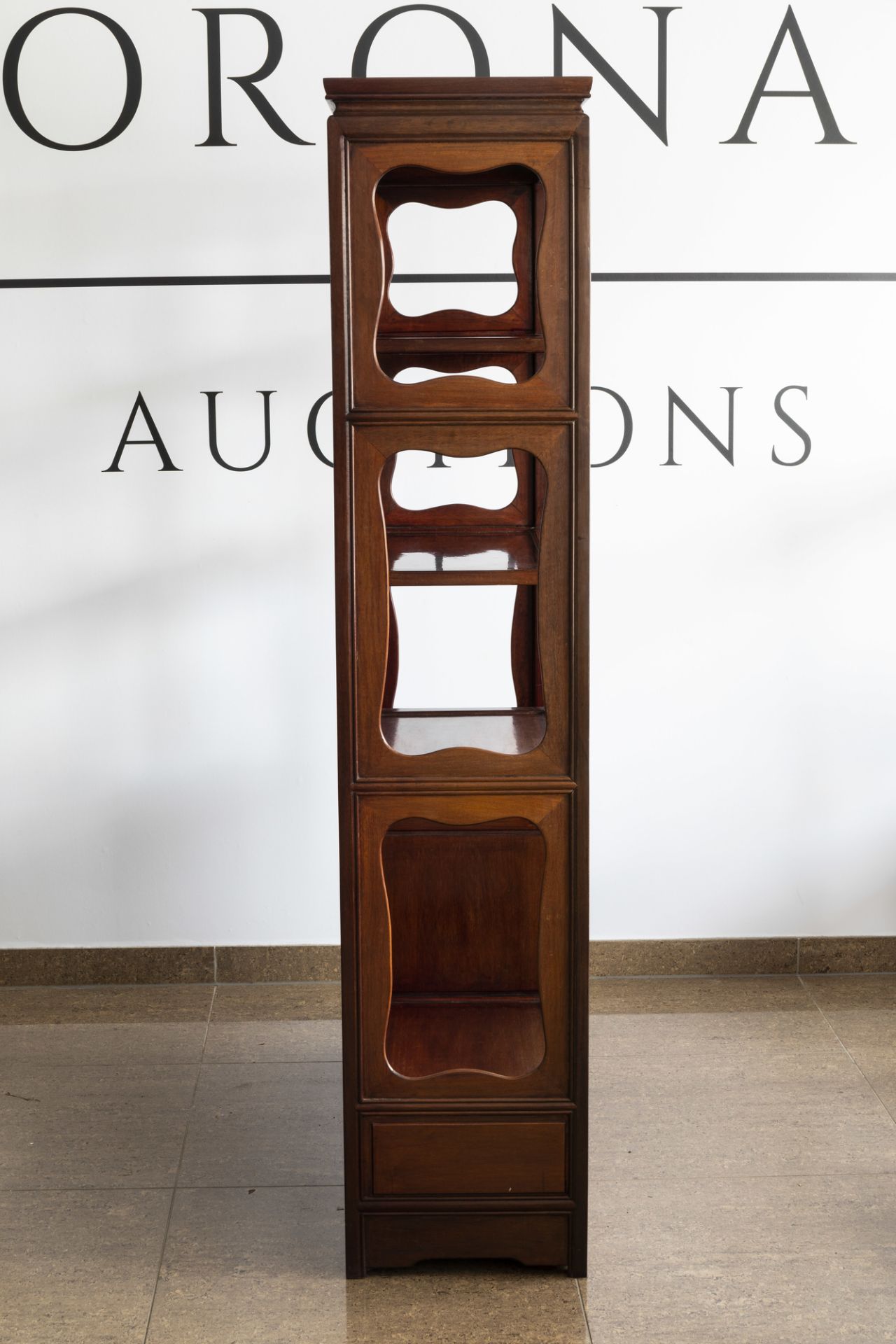 A Chinese wooden display cabinet with floral design, 20th C. - Image 5 of 8