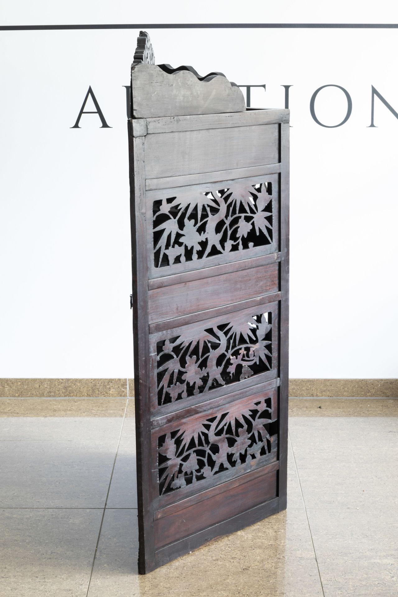 A Chinese carved wooden open worked corner display cabinet with floral design, 19th/20th C. - Image 6 of 7