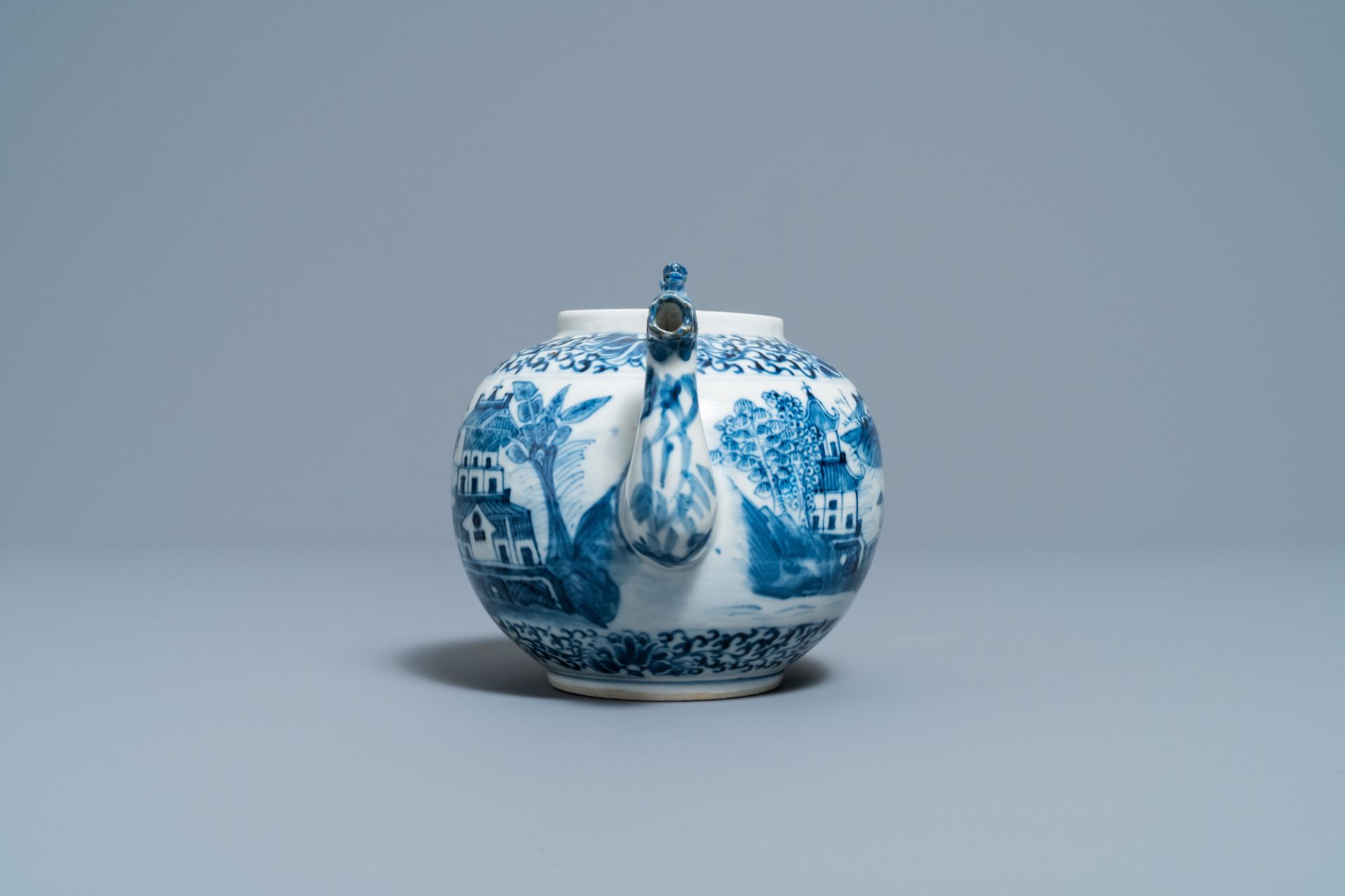 A Chinese blue and white teapot and cover with figures in a landscape, 19th C. - Bild 6 aus 11